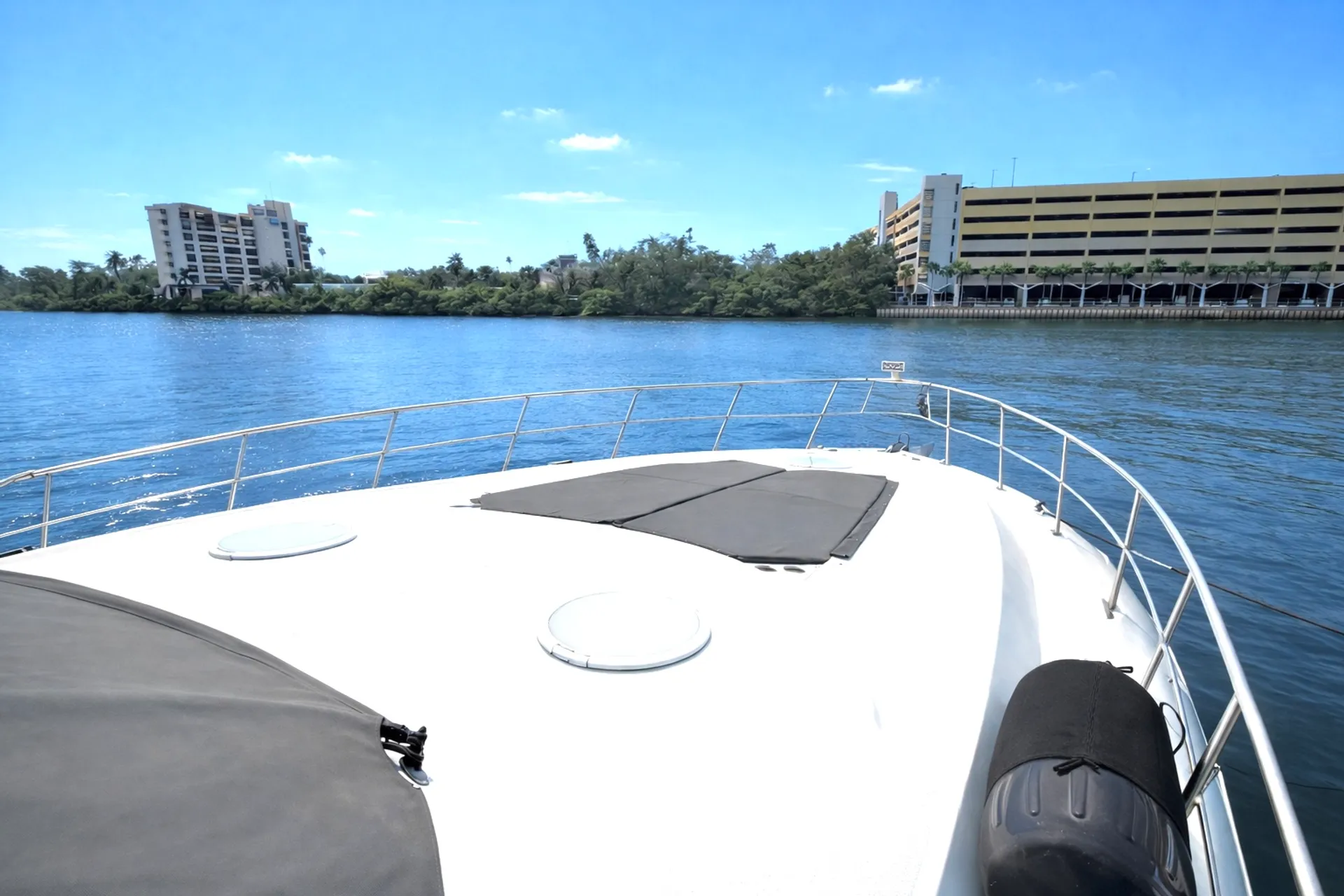 Cruisers Yachts 520 Express in Tampa, FL — photo 8