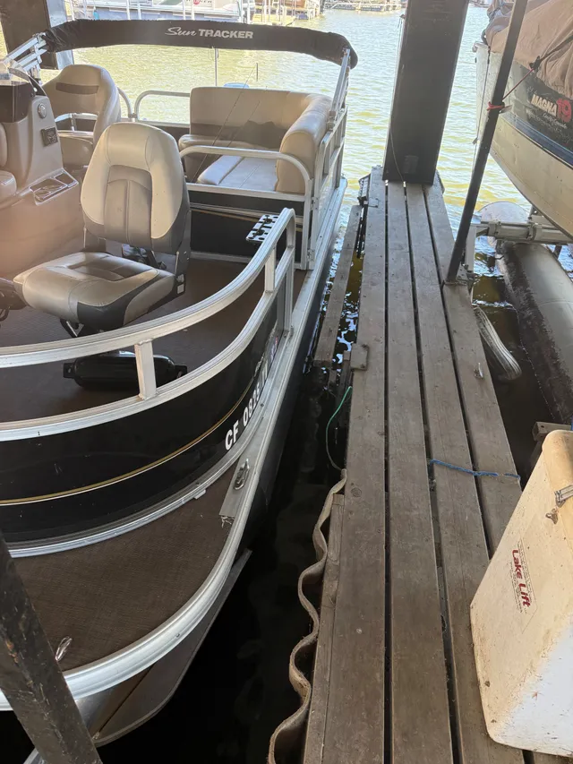 Rent a SUN TRACKER pontoon in Barnett, MO near me