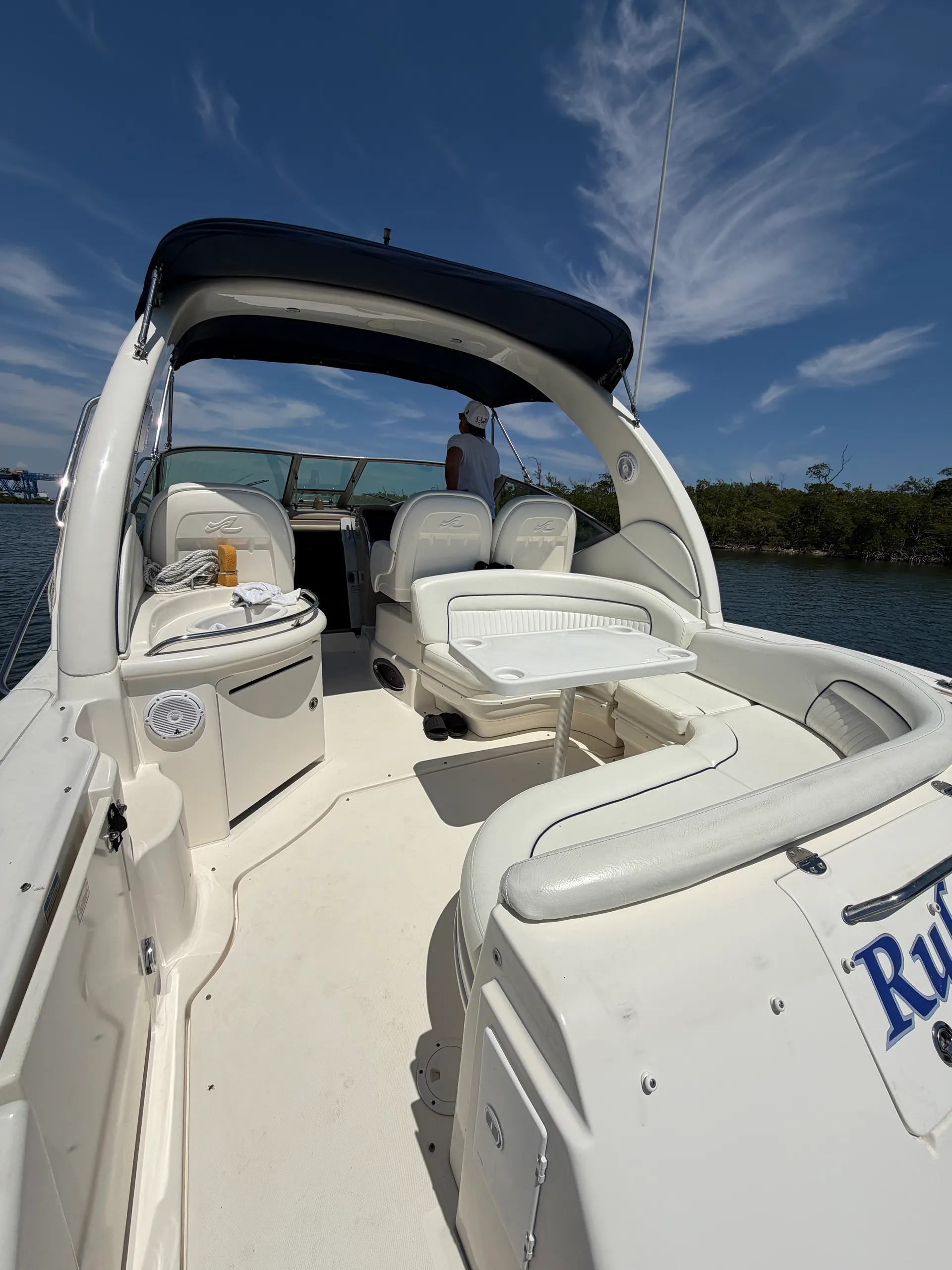 Sea Ray Boats 340 Sundancer in Fort Lauderdale, FL — photo 3