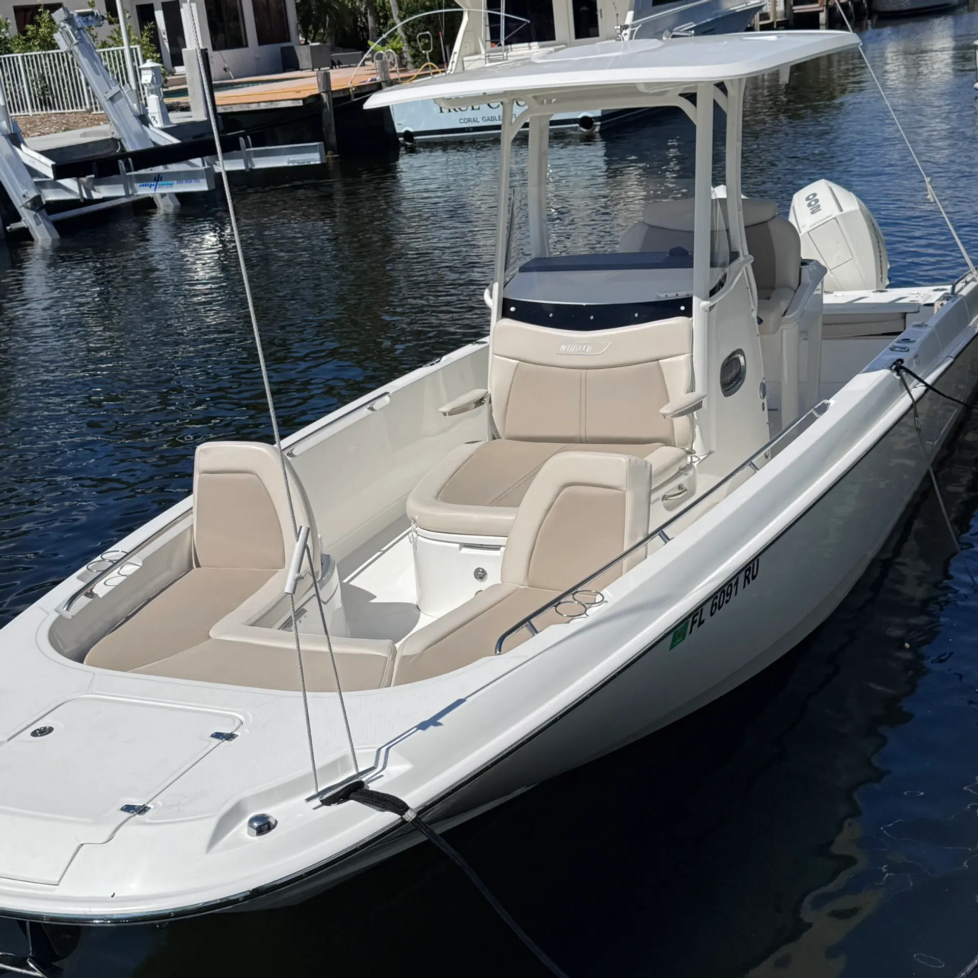2018 Boston Whaler -Dauntless- Center Console - 27 Ft