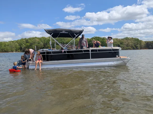 Rent a VERANDA pontoon in Belmont, NC near me