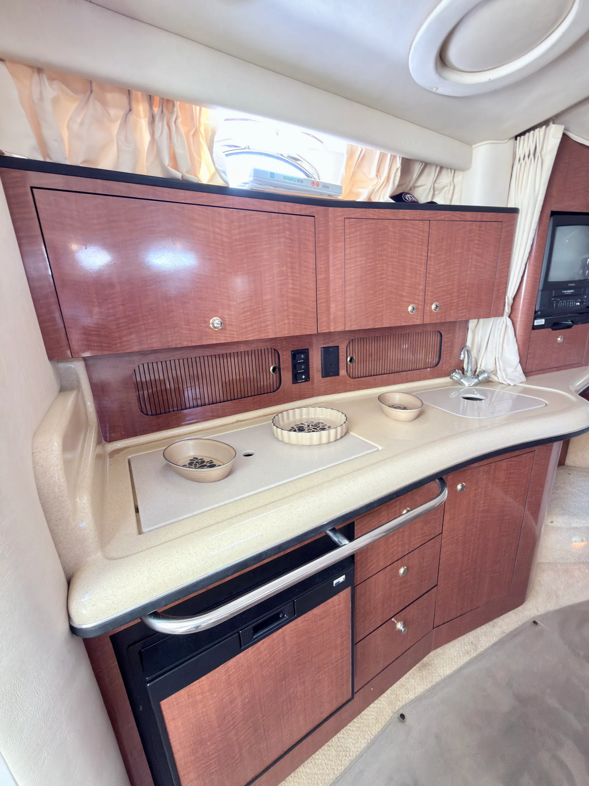 34’ Sundancer Yacht | Perfect Sandbar Charter