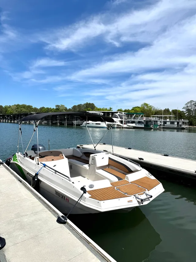 Rent a STARCRAFT MARINE deck boat in Lenoir City, TN near me