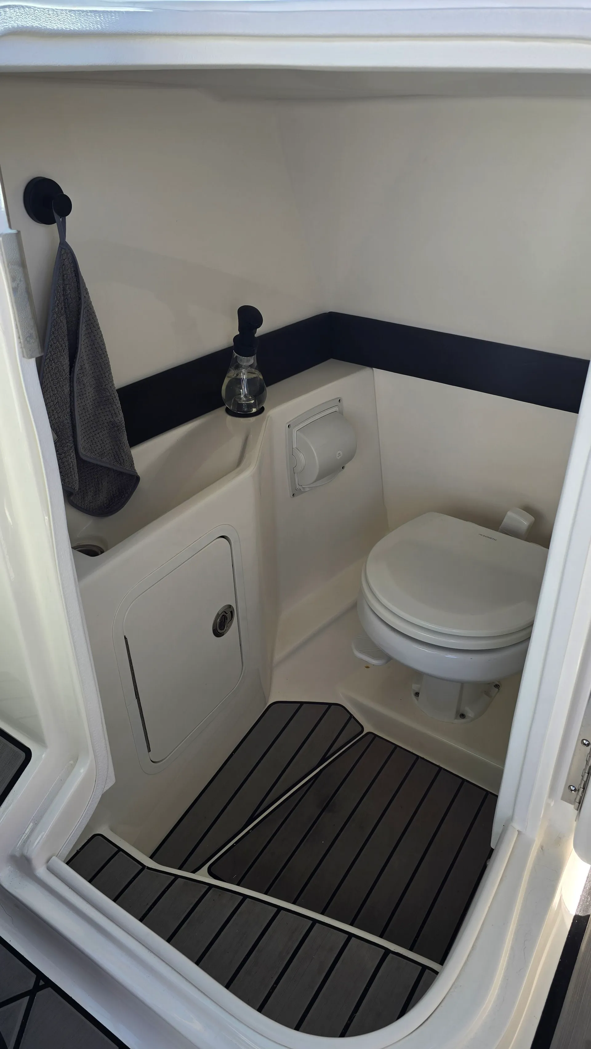 SEA RAY BOATS SLX 260 in Newport Beach, CA — photo 8