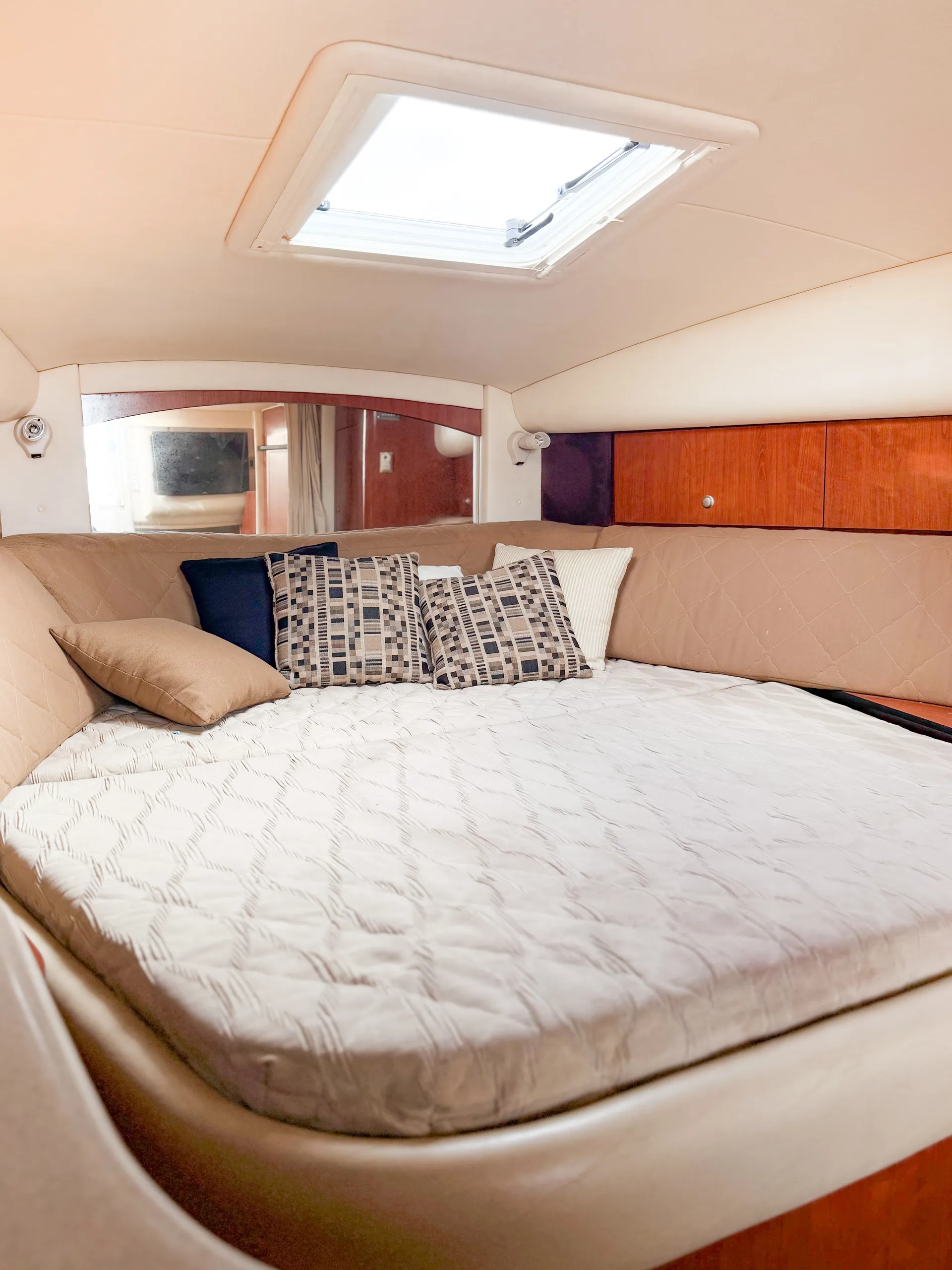 Miami Yacht Experience 35ft Sea Ray Sundancer for 12 Guests