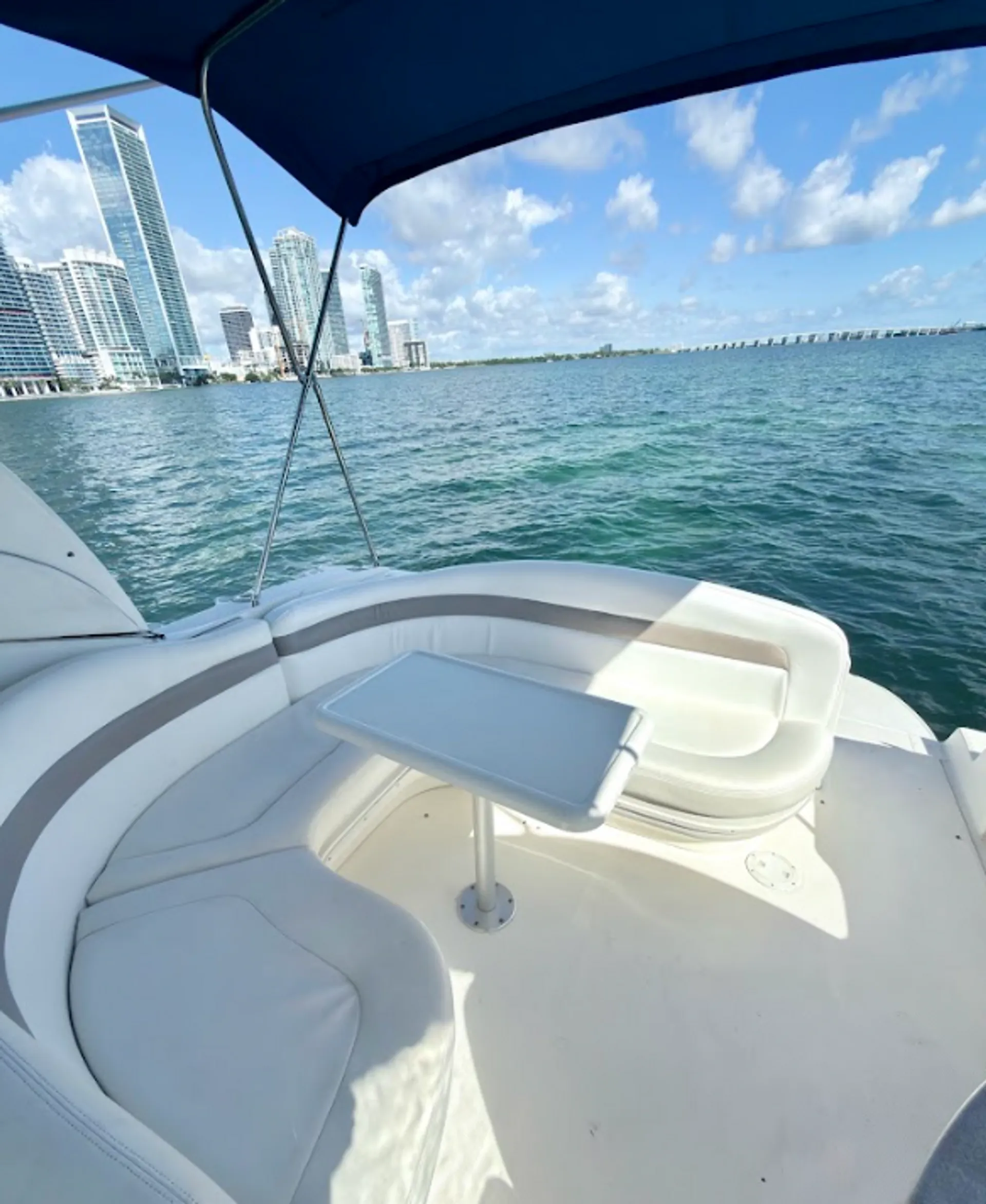 Stunning 35ft Sea Ray Sundancer Yacht in Miami for 12 Guests