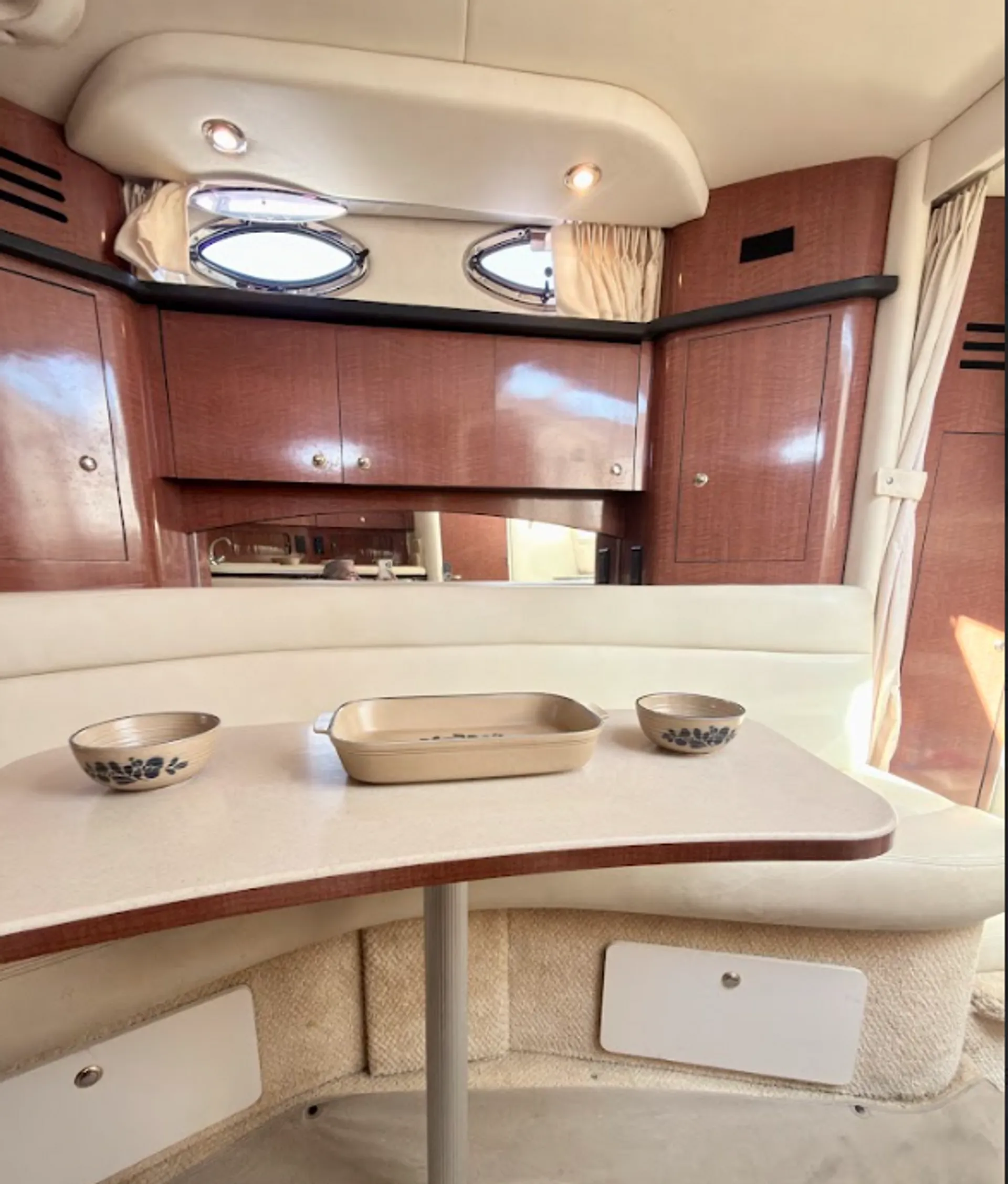 Stunning 35ft Sea Ray Sundancer Yacht in Miami for 12 Guests