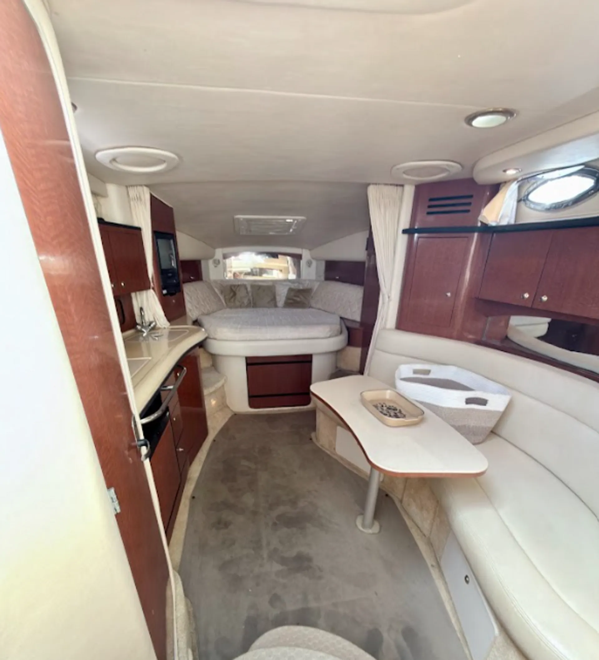 Stunning 35ft Sea Ray Sundancer Yacht in Miami for 12 Guests