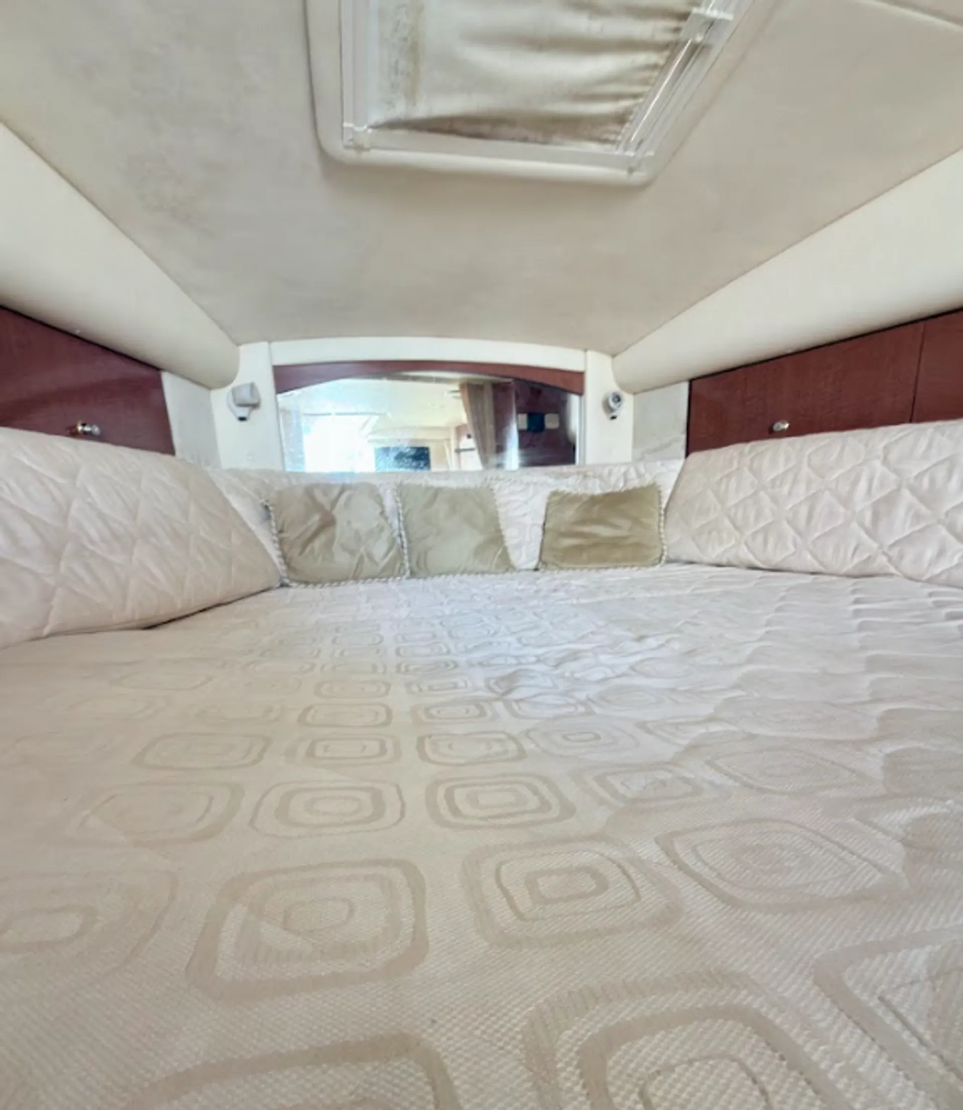 Stunning 35ft Sea Ray Sundancer Yacht in Miami for 12 Guests