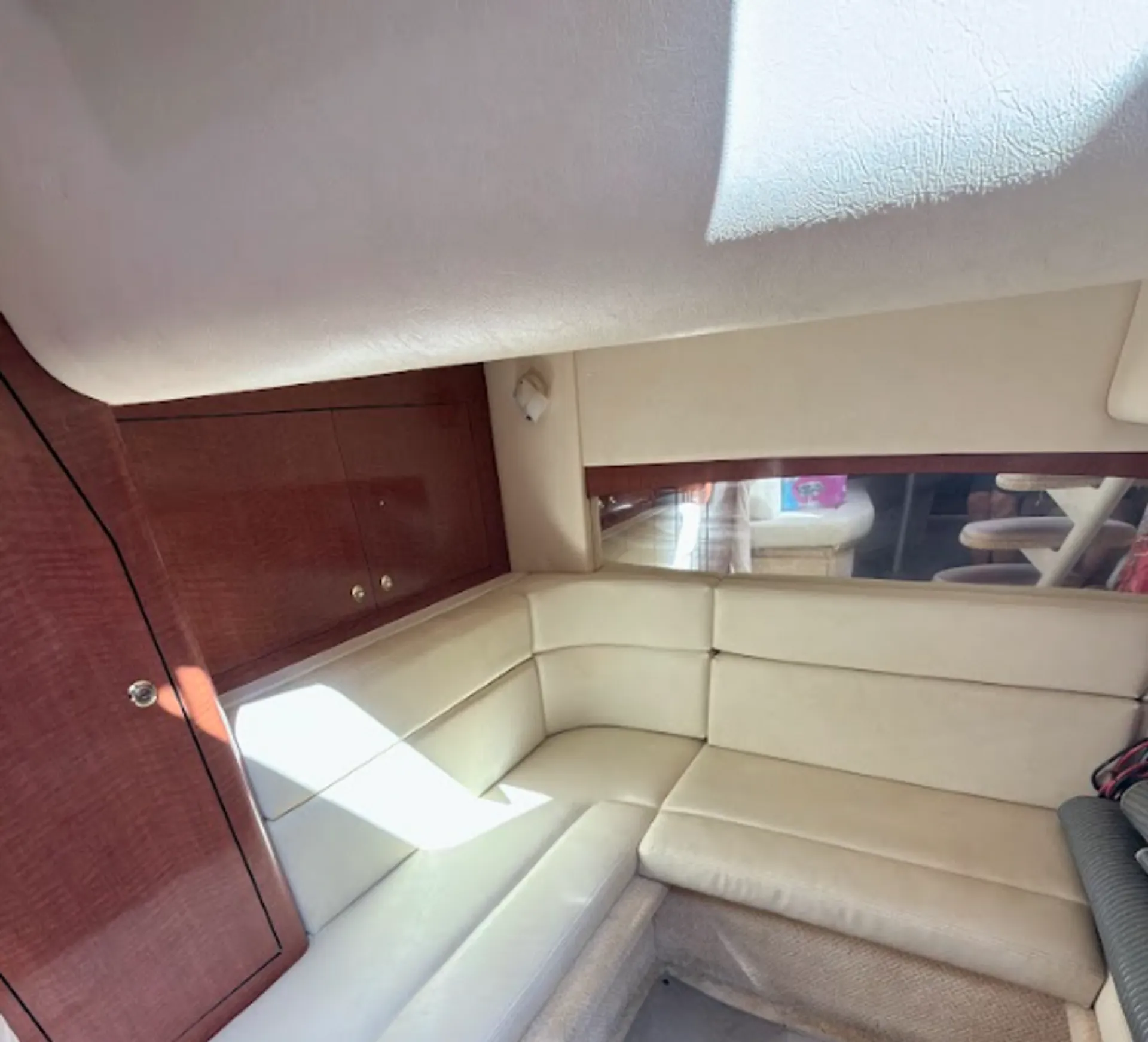 Stunning 35ft Sea Ray Sundancer Yacht in Miami for 12 Guests