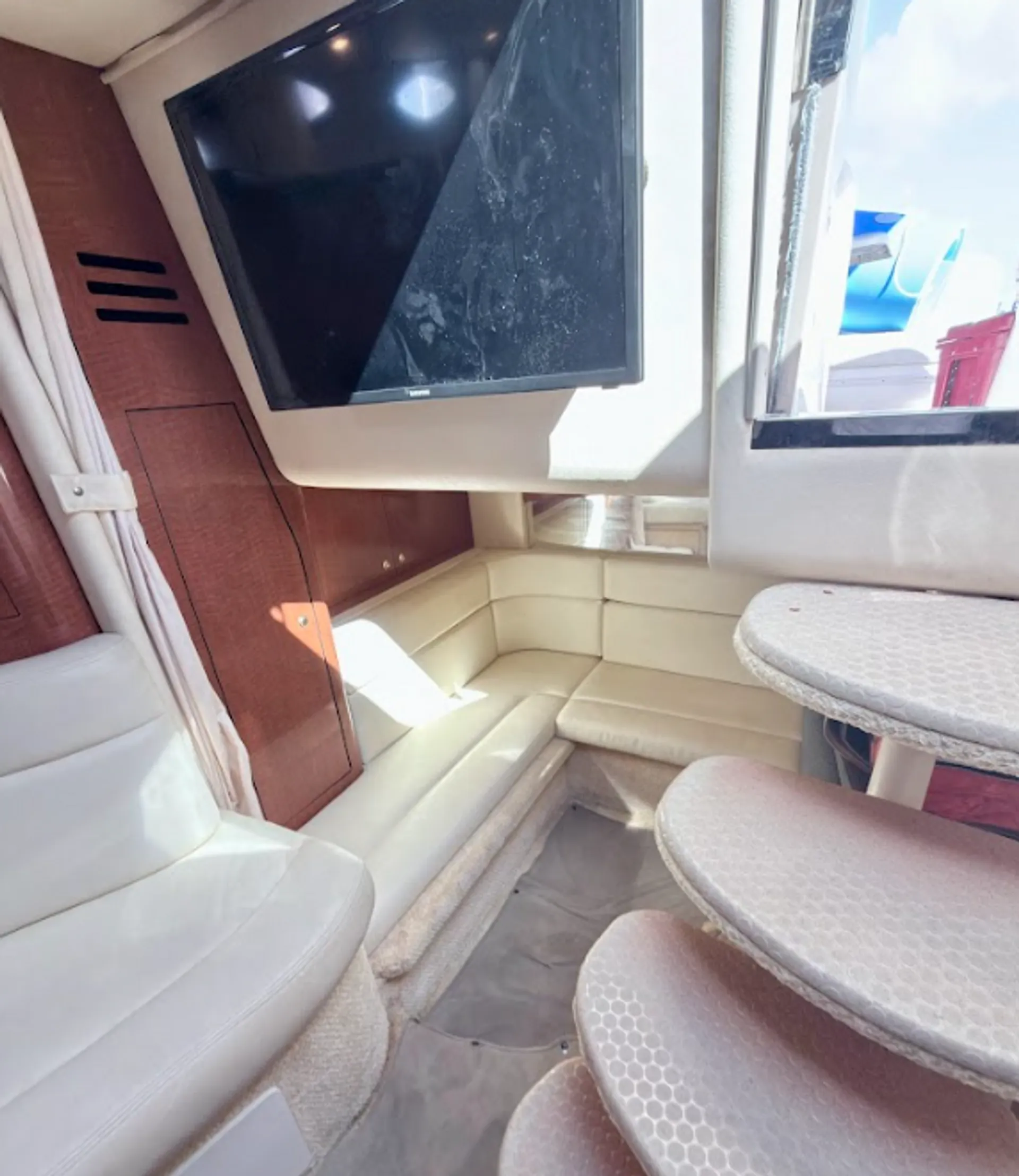 Stunning 35ft Sea Ray Sundancer Yacht in Miami for 12 Guests