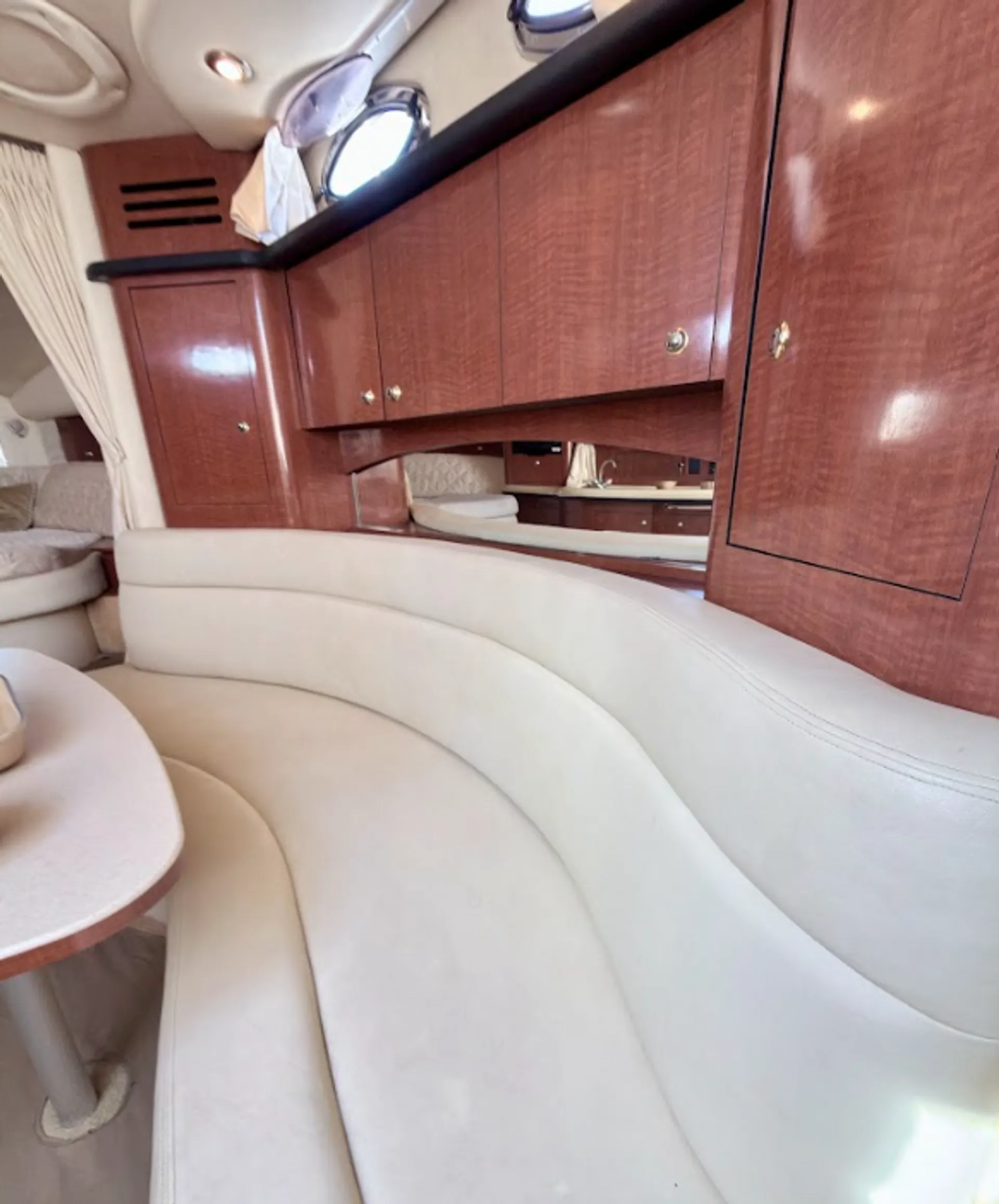 Stunning 35ft Sea Ray Sundancer Yacht in Miami for 12 Guests