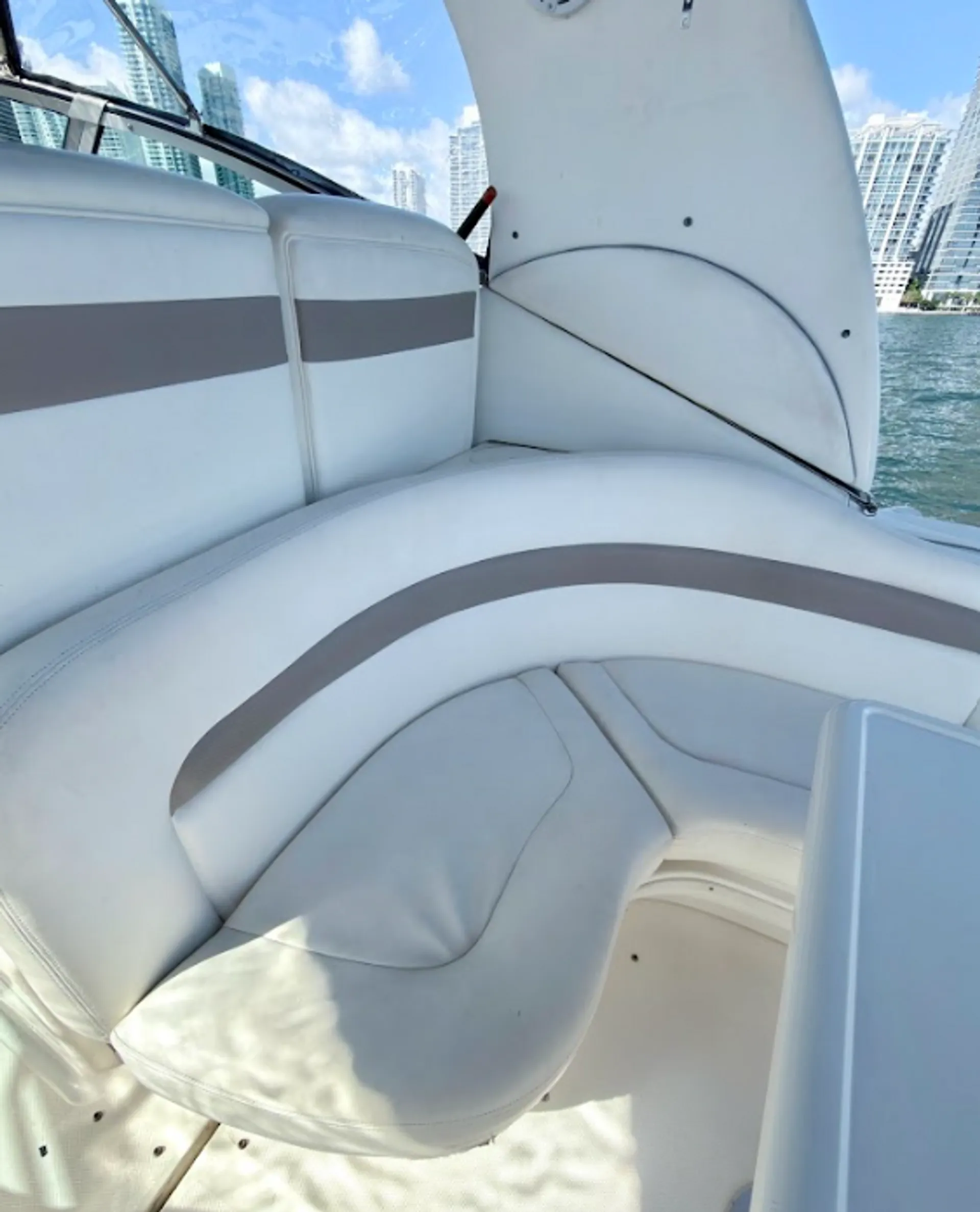 Stunning 35ft Sea Ray Sundancer Yacht in Miami for 12 Guests
