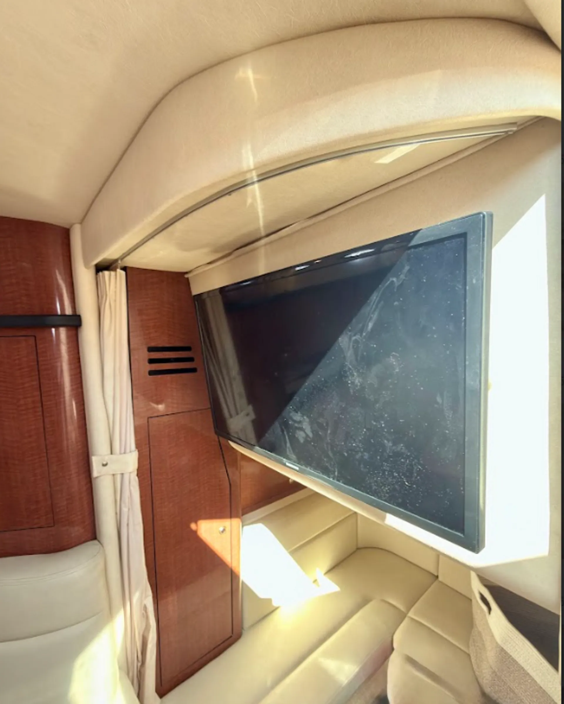 Stunning 35ft Sea Ray Sundancer Yacht in Miami for 12 Guests