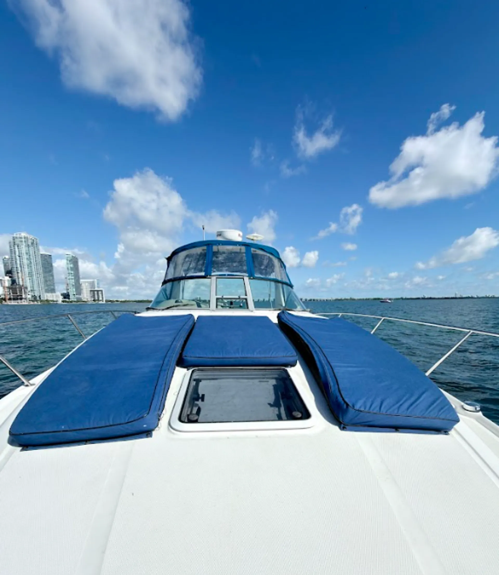 Stunning 35ft Sea Ray Sundancer Yacht in Miami for 12 Guests