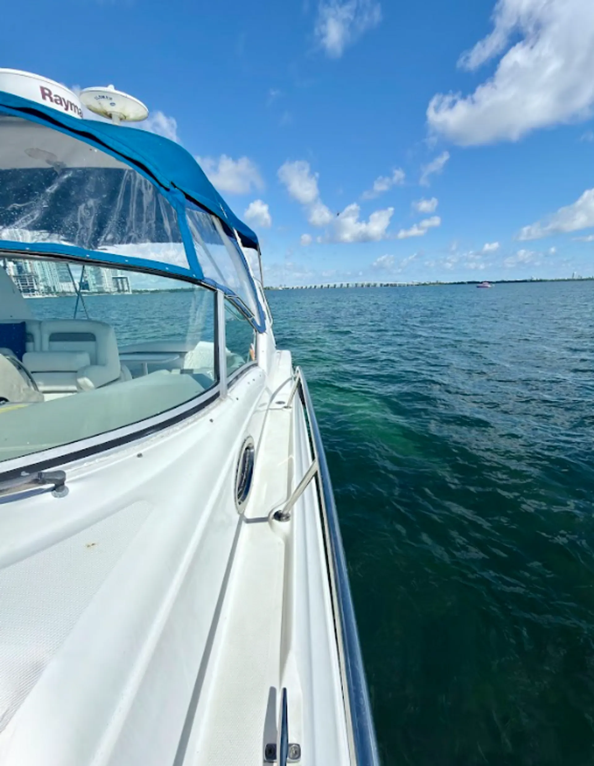 Stunning 35ft Sea Ray Sundancer Yacht in Miami for 12 Guests