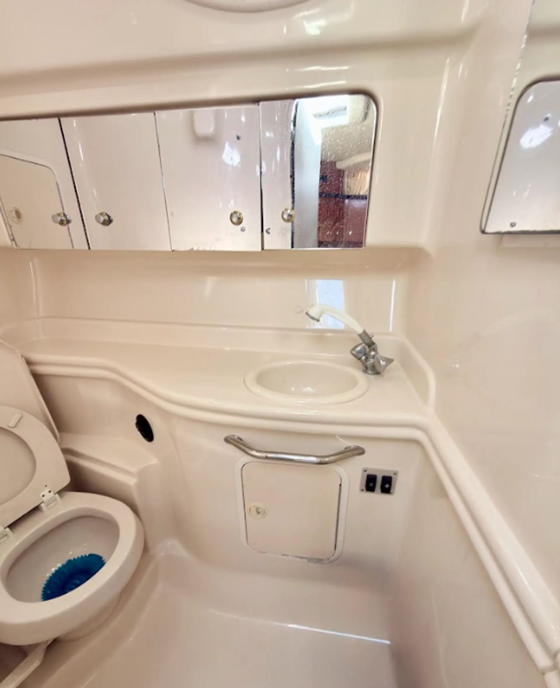Stunning 35ft Sea Ray Sundancer Yacht in Miami for 12 Guests