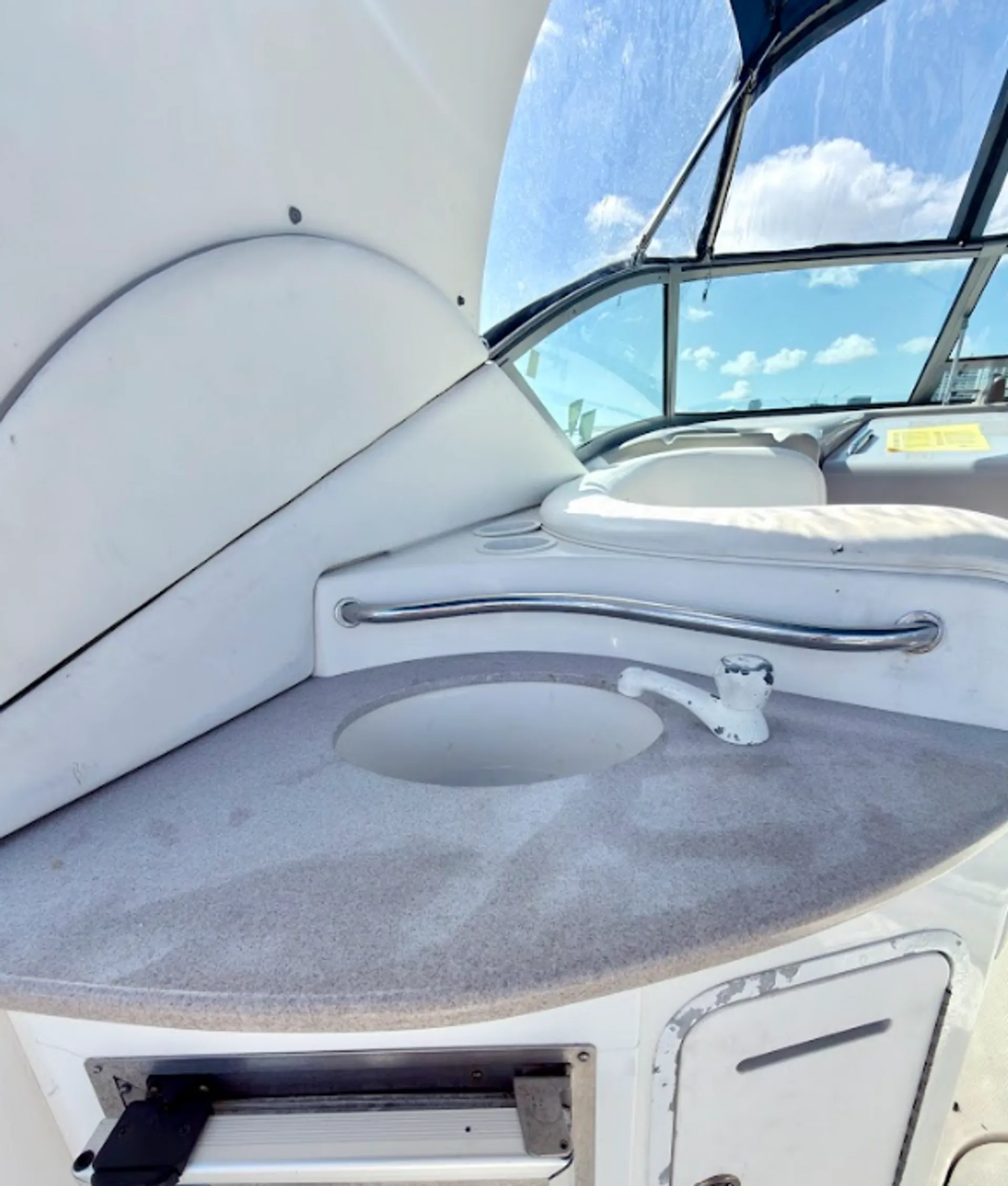 Stunning 35ft Sea Ray Sundancer Yacht in Miami for 12 Guests