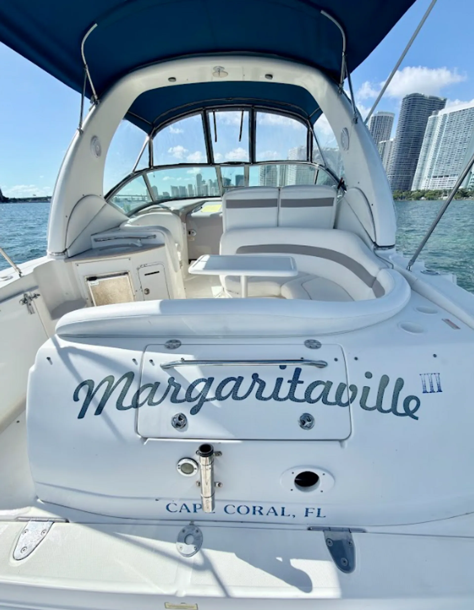 Stunning 35ft Sea Ray Sundancer Yacht in Miami for 12 Guests