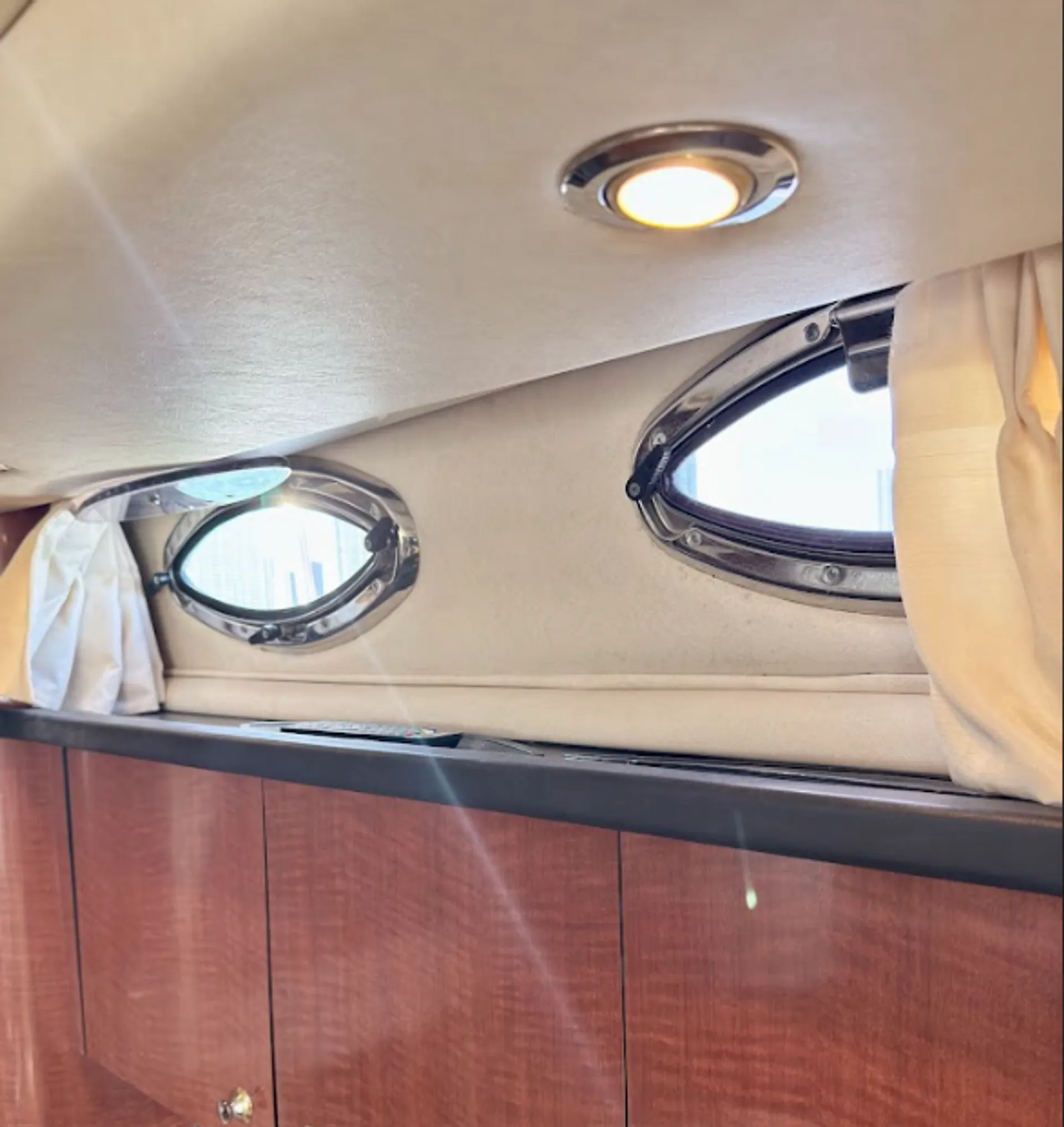 Stunning 35ft Sea Ray Sundancer Yacht in Miami for 12 Guests