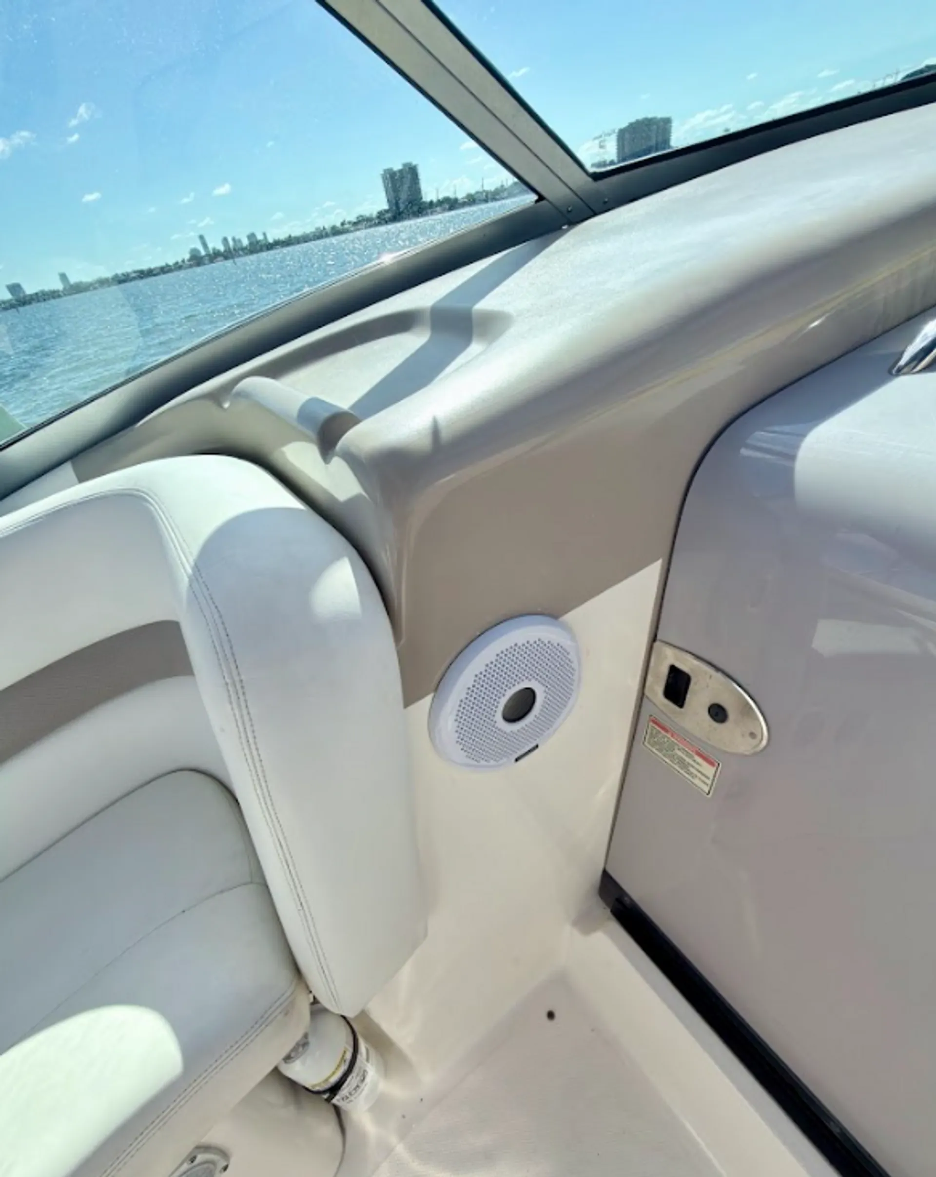 Stunning 35ft Sea Ray Sundancer Yacht in Miami for 12 Guests
