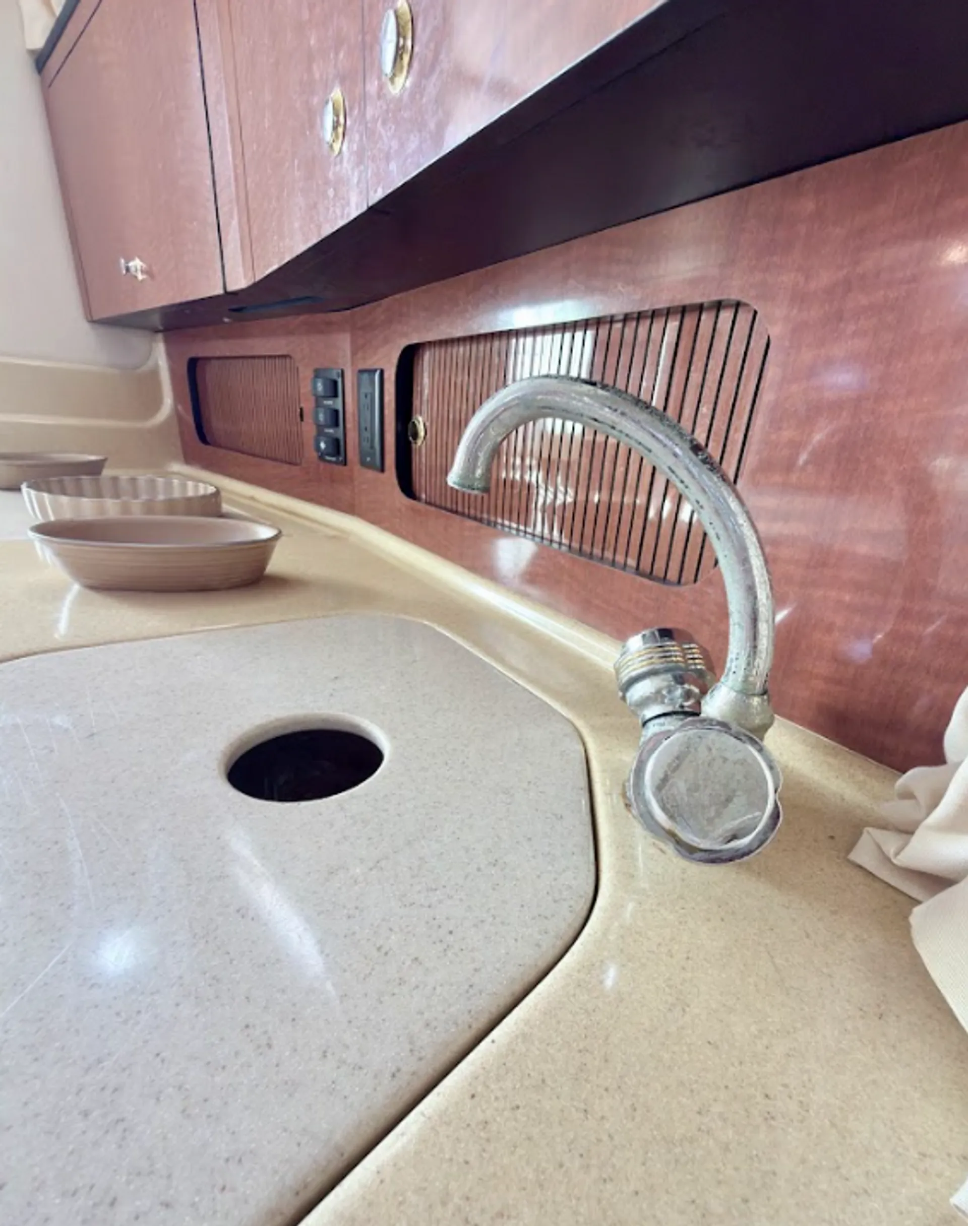 Stunning 35ft Sea Ray Sundancer Yacht in Miami for 12 Guests