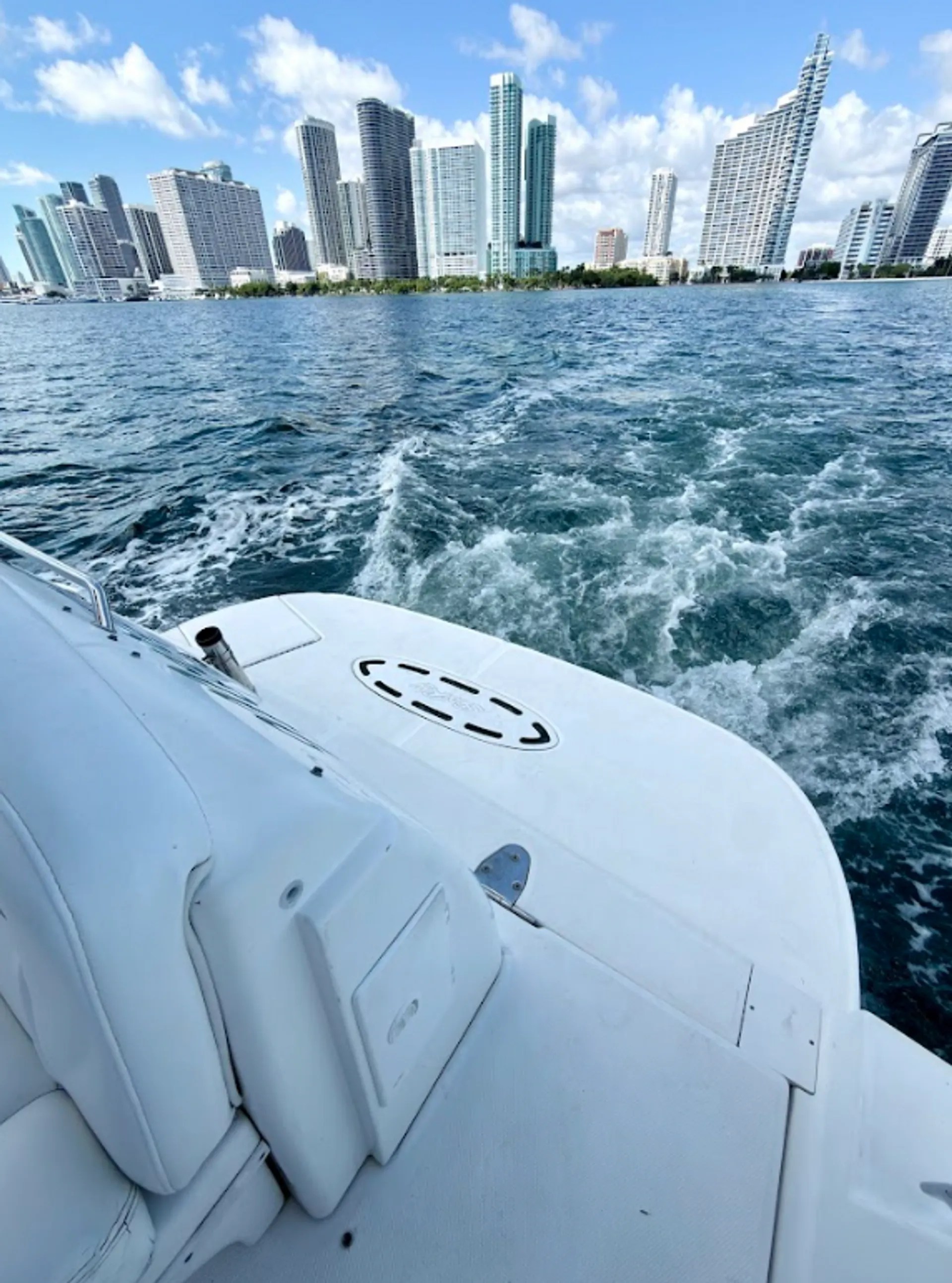 Stunning 35ft Sea Ray Sundancer Yacht in Miami for 12 Guests
