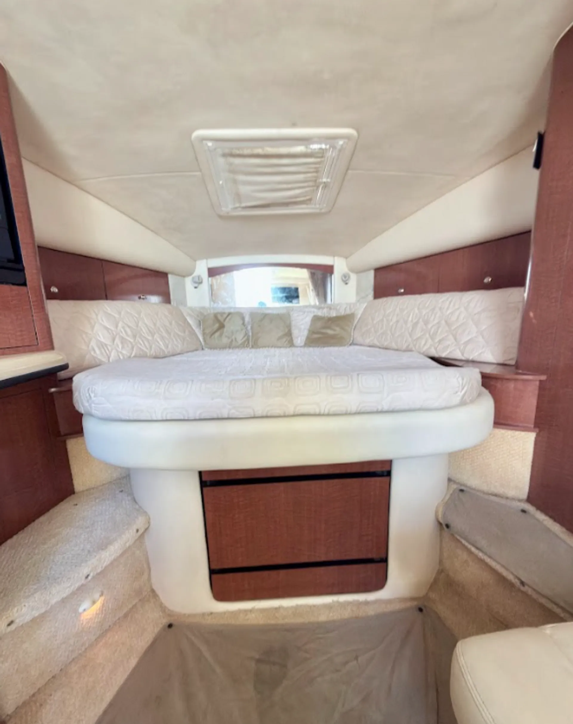 Stunning 35ft Sea Ray Sundancer Yacht in Miami for 12 Guests