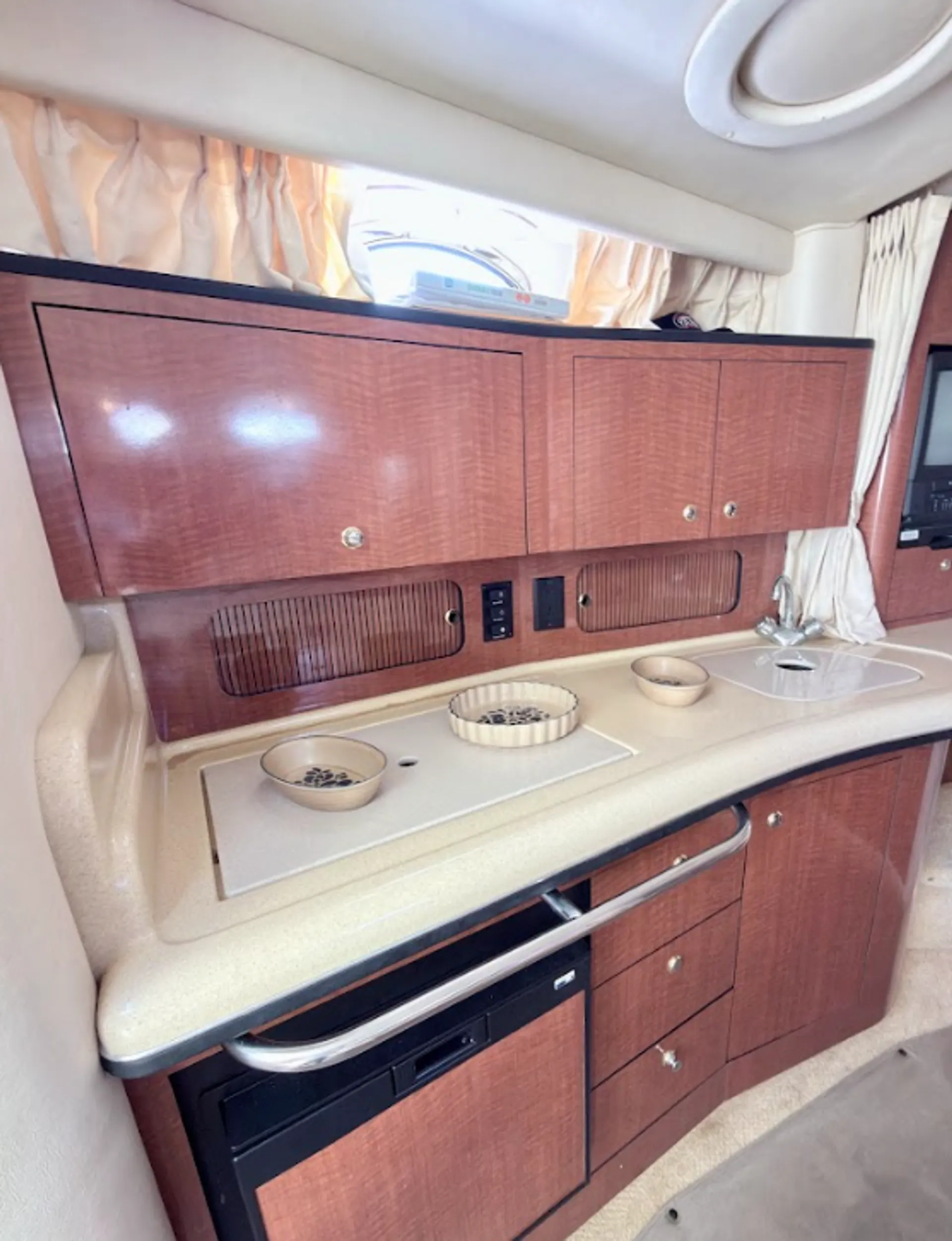 Stunning 35ft Sea Ray Sundancer Yacht in Miami for 12 Guests