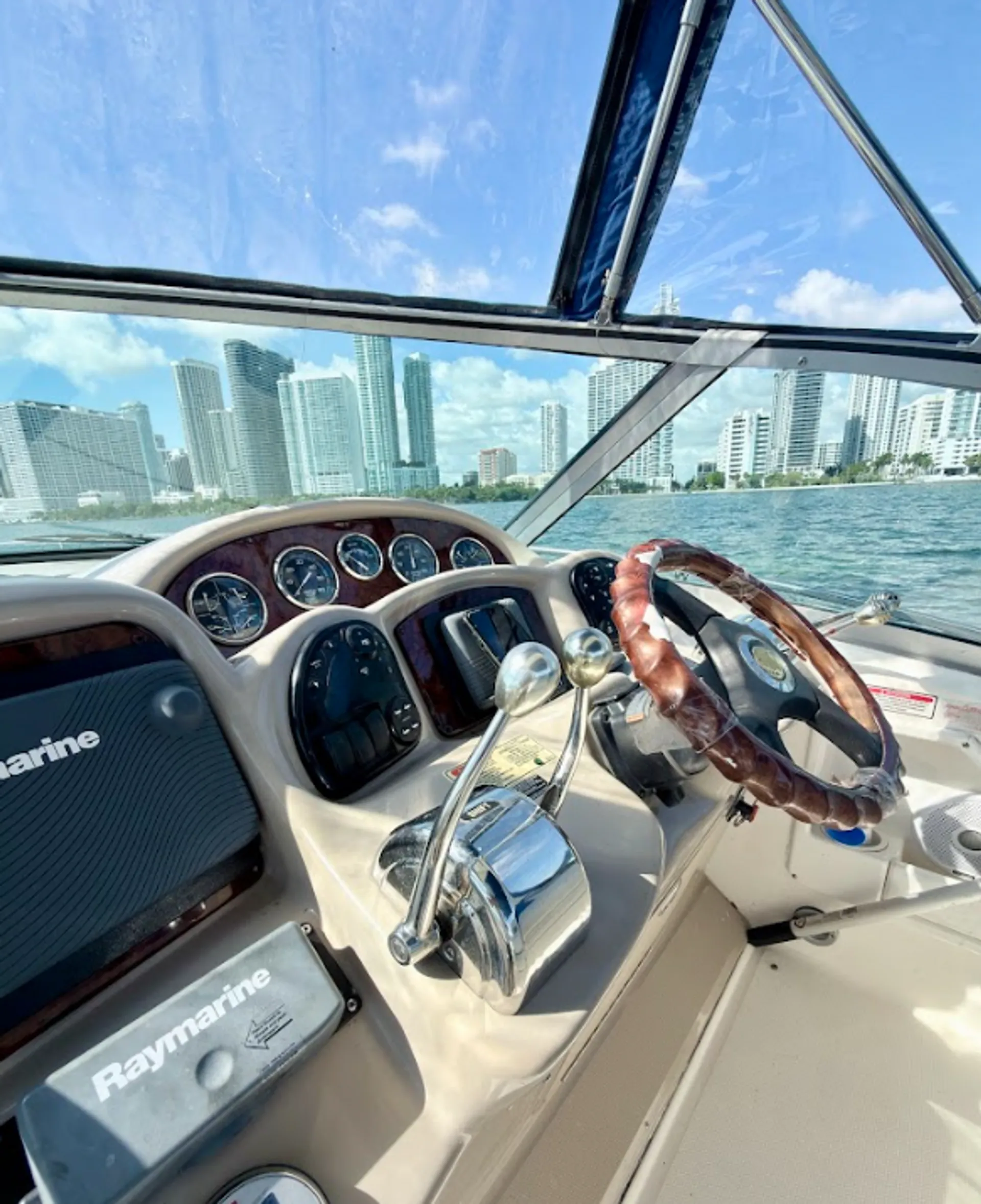 Stunning 35ft Sea Ray Sundancer Yacht in Miami for 12 Guests