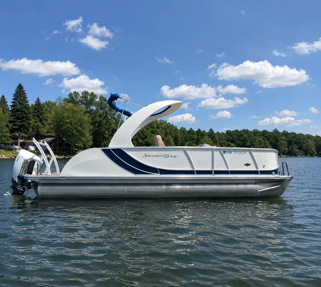 Rent a South Bay Pontoons pontoon in Duluth, MN near me