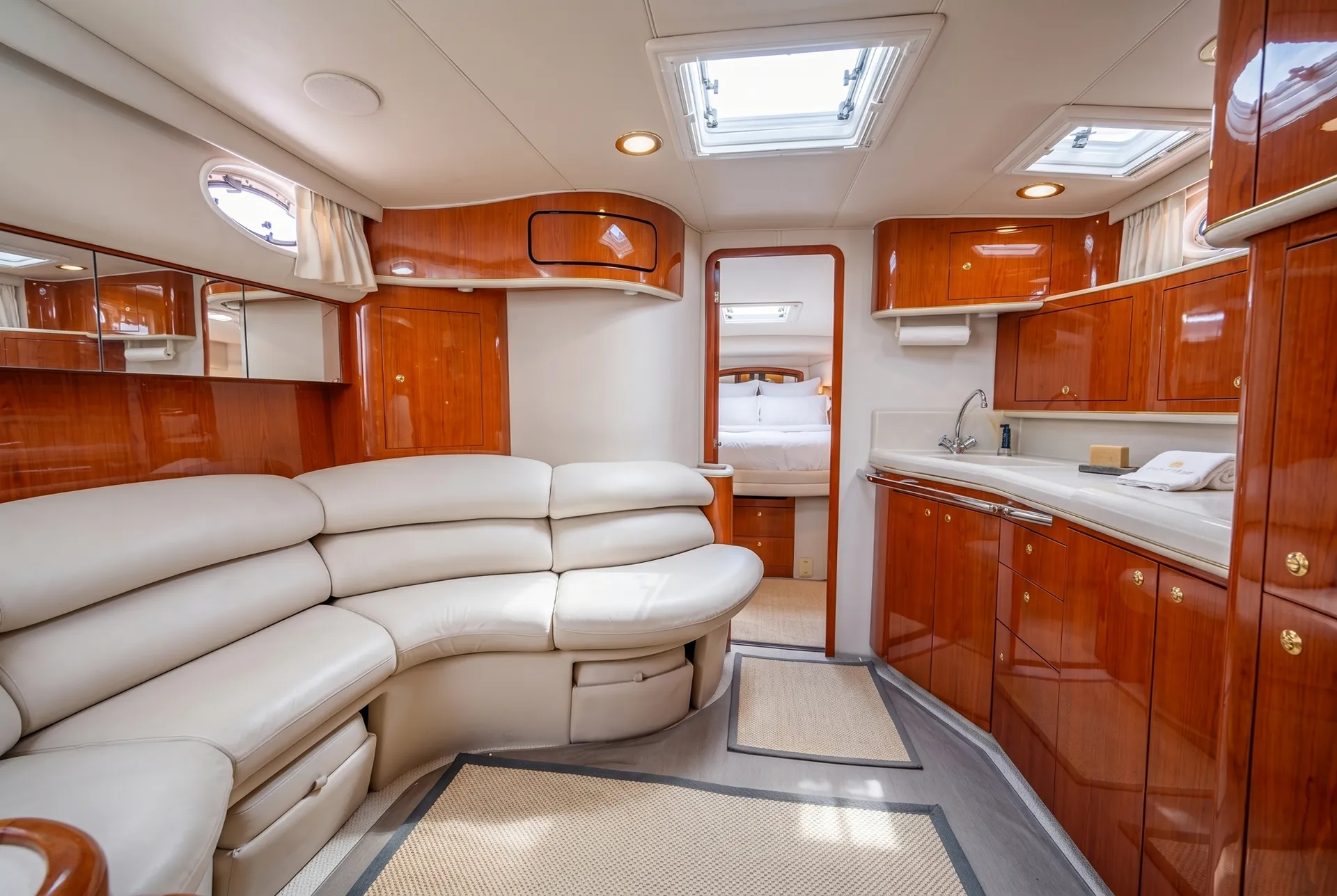 Sea Ray Boats 450 Sundancer in Chicago, IL — photo 9