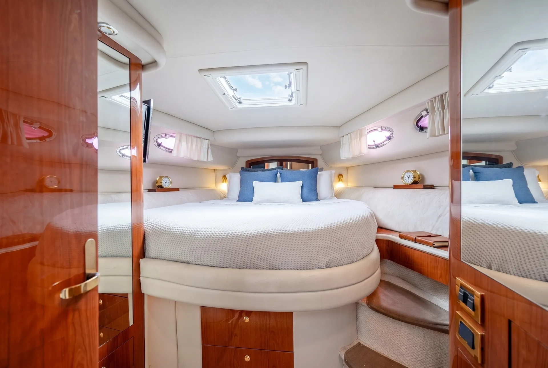 Sea Ray Boats 450 Sundancer in Chicago, IL — photo 10