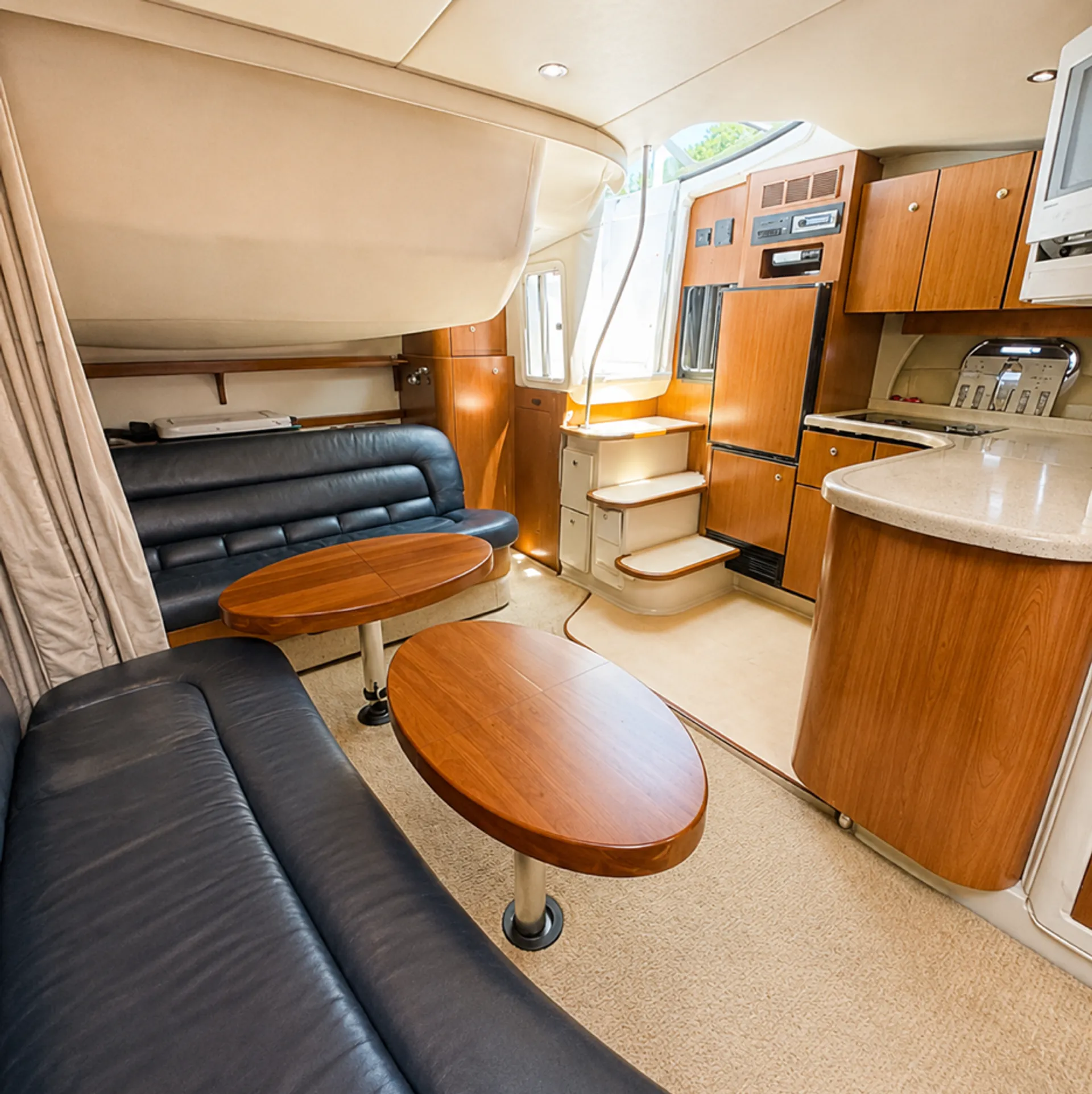 41' Luxury Yacht Charter in Chicago | Playpen &amp; Skyline Cruises