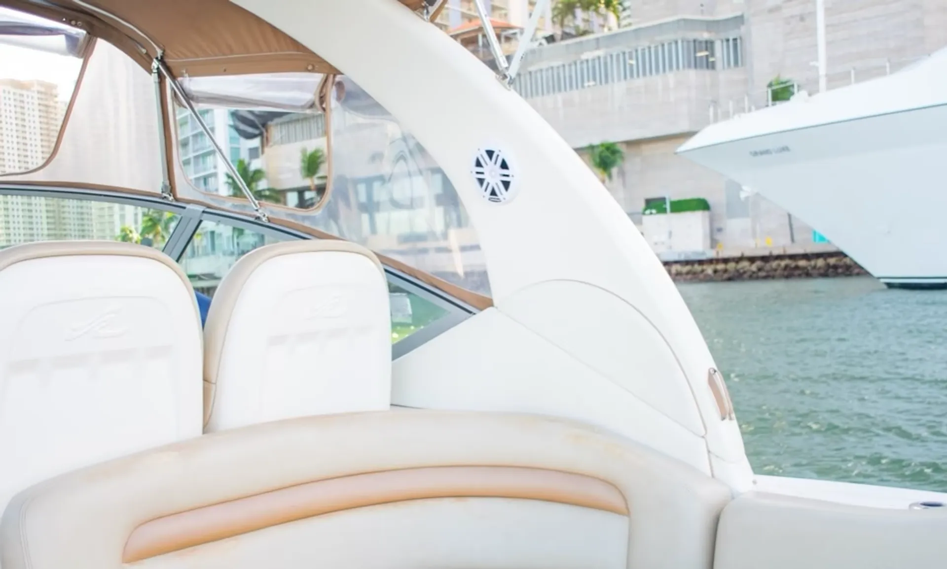 Sea Ray Boats SUNDANCER 340 in Miami, FL — photo 4