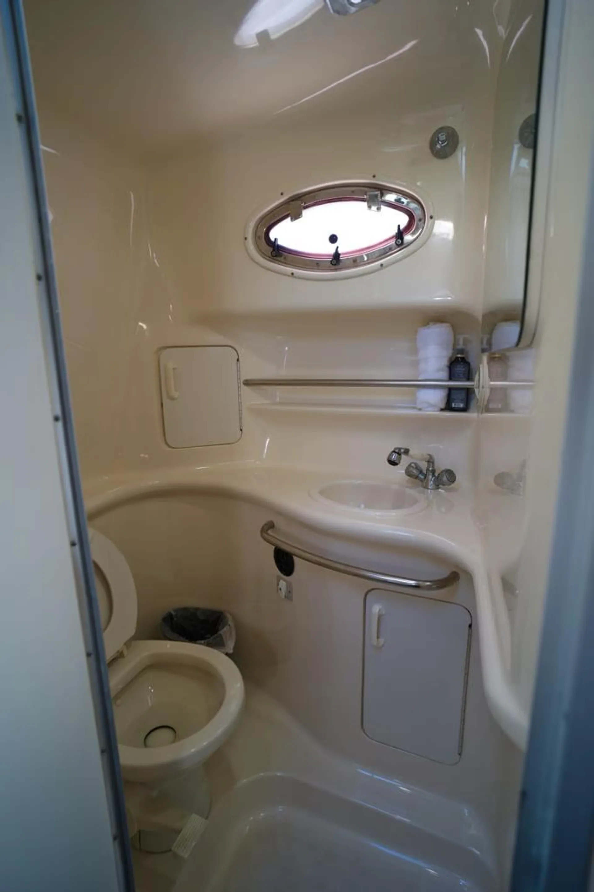 SEA RAY BOATS 320 SUNDANCER OB in Miami, FL — photo 3