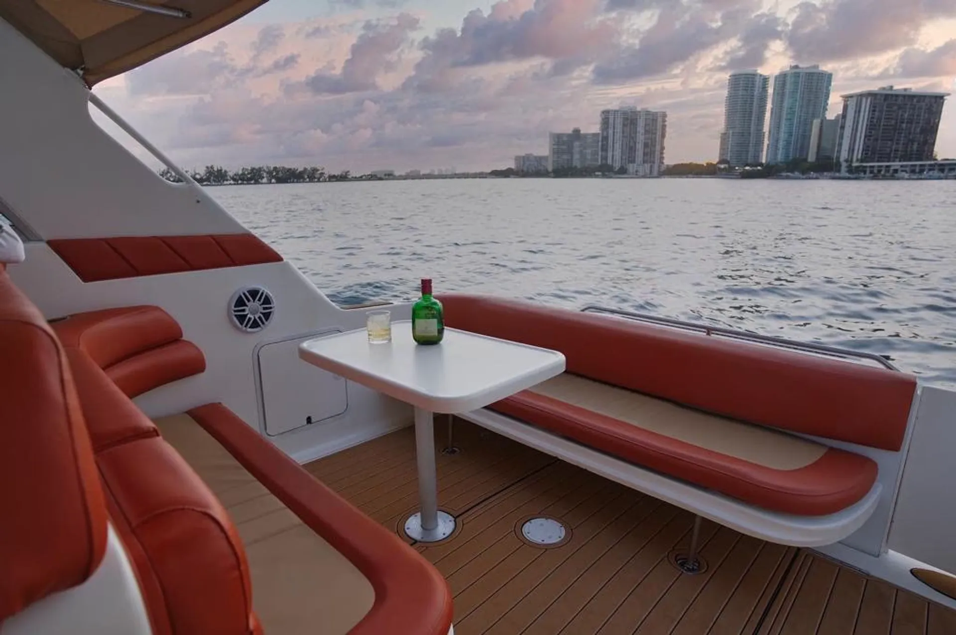 SEA RAY BOATS 320 SUNDANCER OB in Miami, FL — photo 5