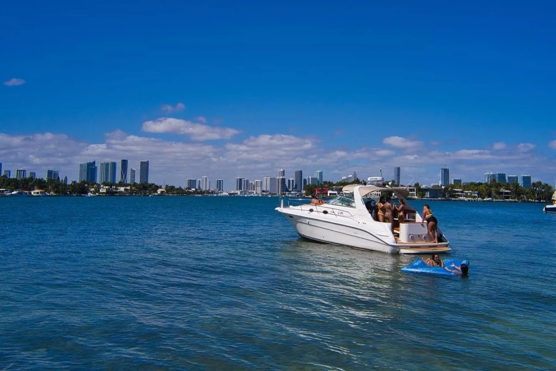 SEA RAY BOATS 320 SUNDANCER OB in Miami, FL — photo 2