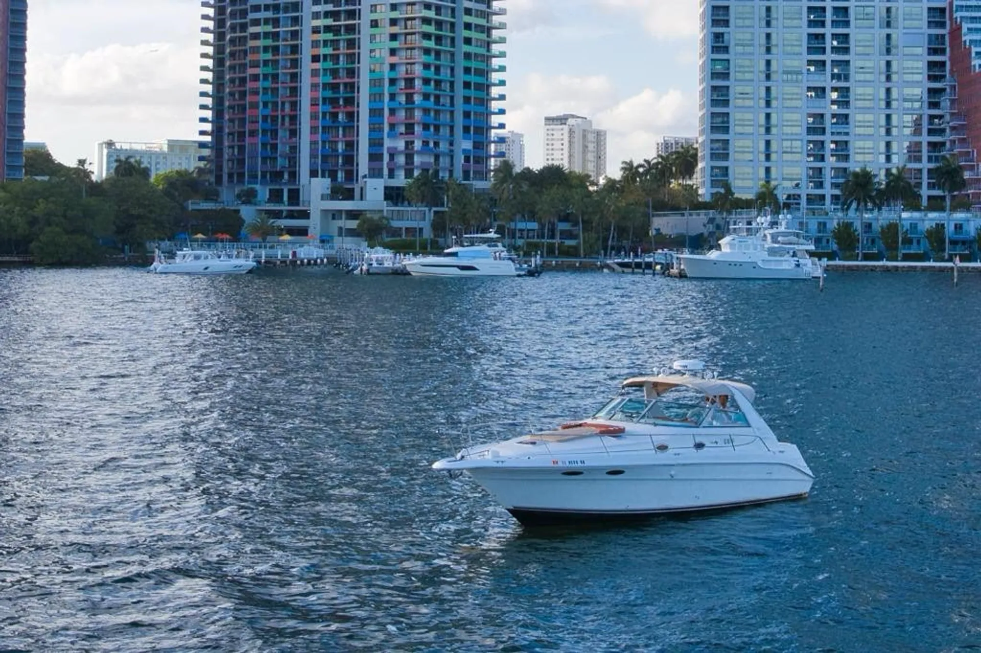 SEA RAY BOATS 320 SUNDANCER OB in Miami, FL