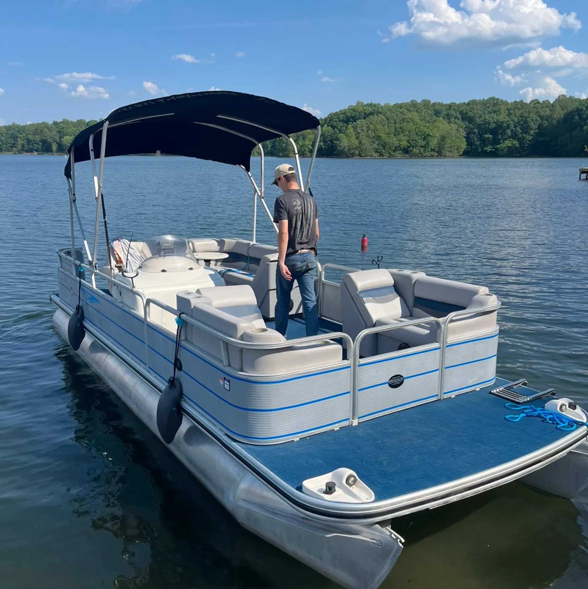 Lowe Boats SunCruiser in Bumpass, VA — photo 2