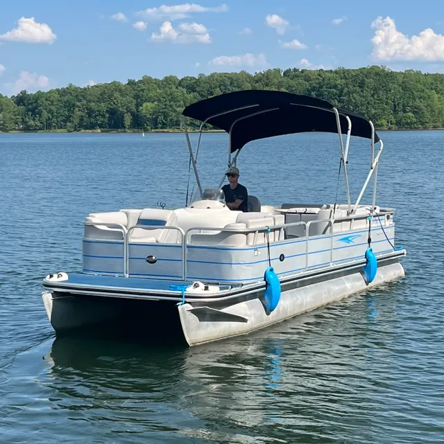 Rent a Lowe Boats pontoon in Bumpass, VA near me