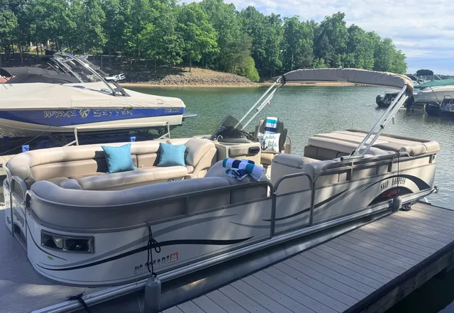 Rent a STARCRAFT MARINE pontoon in Mooresville, NC near me