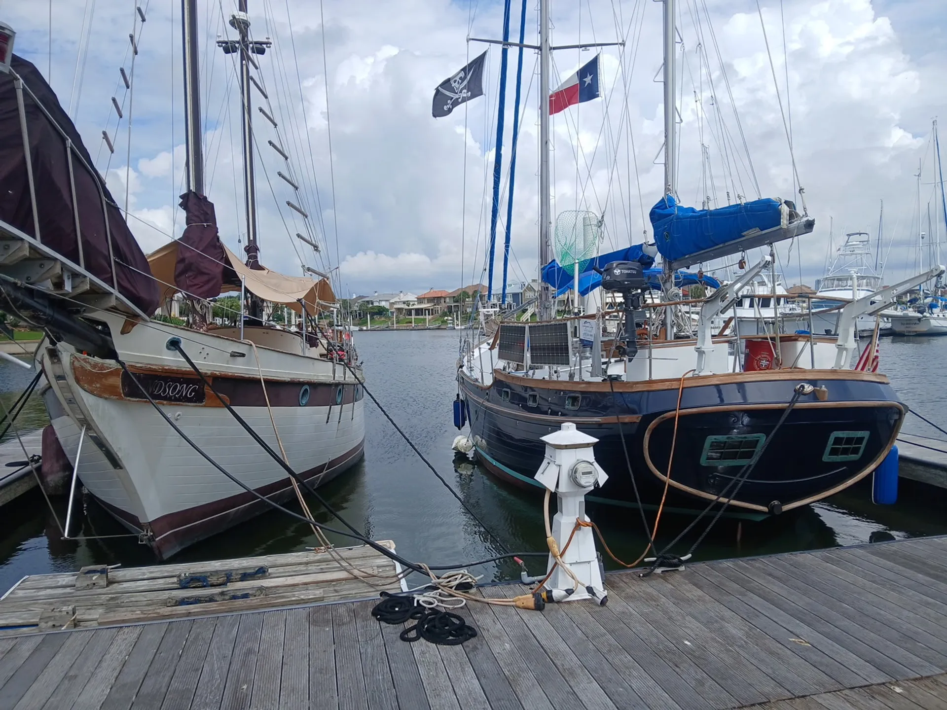BLUEWATER YACHTS 47 SEDAN CRUISER in Kemah, TX — photo 2