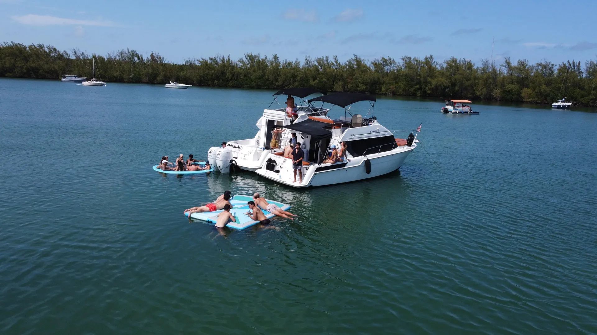 Cruisers Yachts IO1118044 in Miami Beach, FL — photo 5
