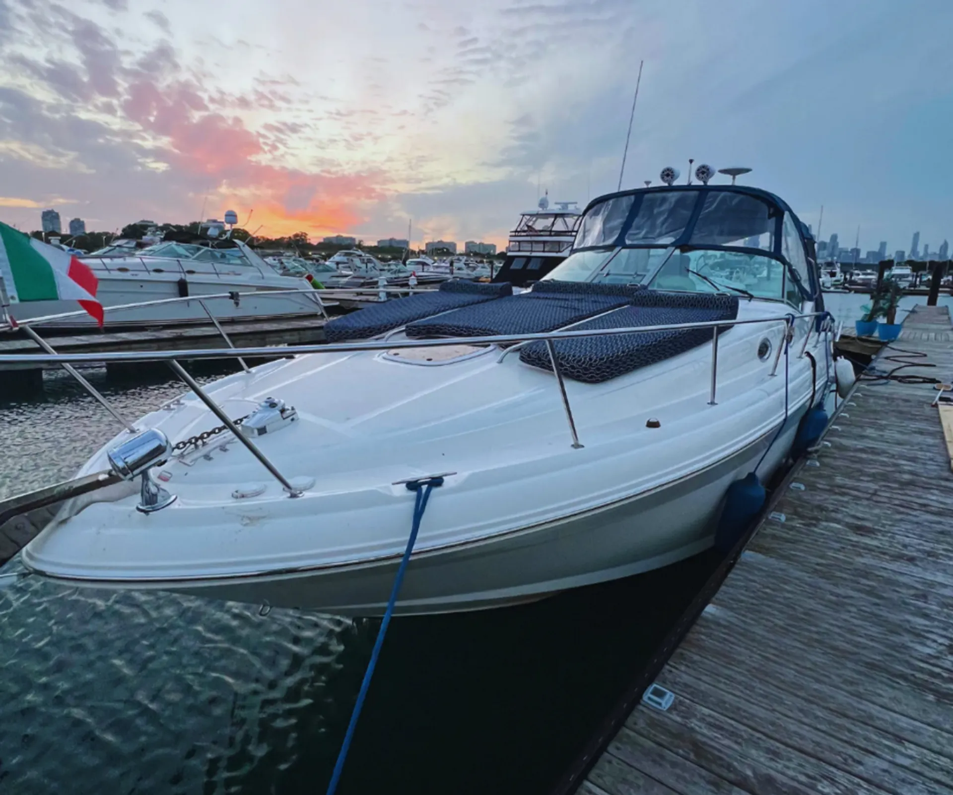 Sea Ray Boats 320 Sundancer in Chicago, IL — photo 3