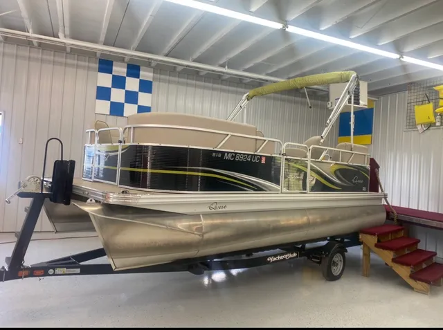 Rent a Qwest Pontoons pontoon in Waterford Township, MI near me