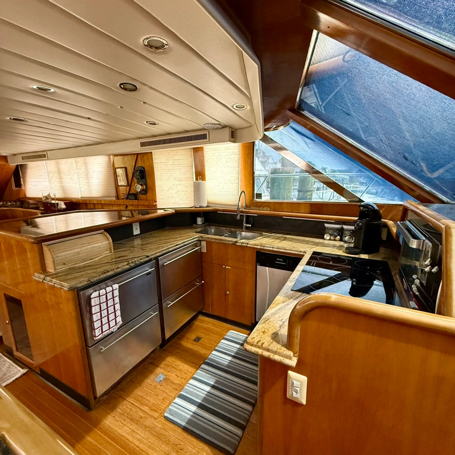 President Marine Int 71’ Motor Yacht in Lake Shore, MD — photo 10