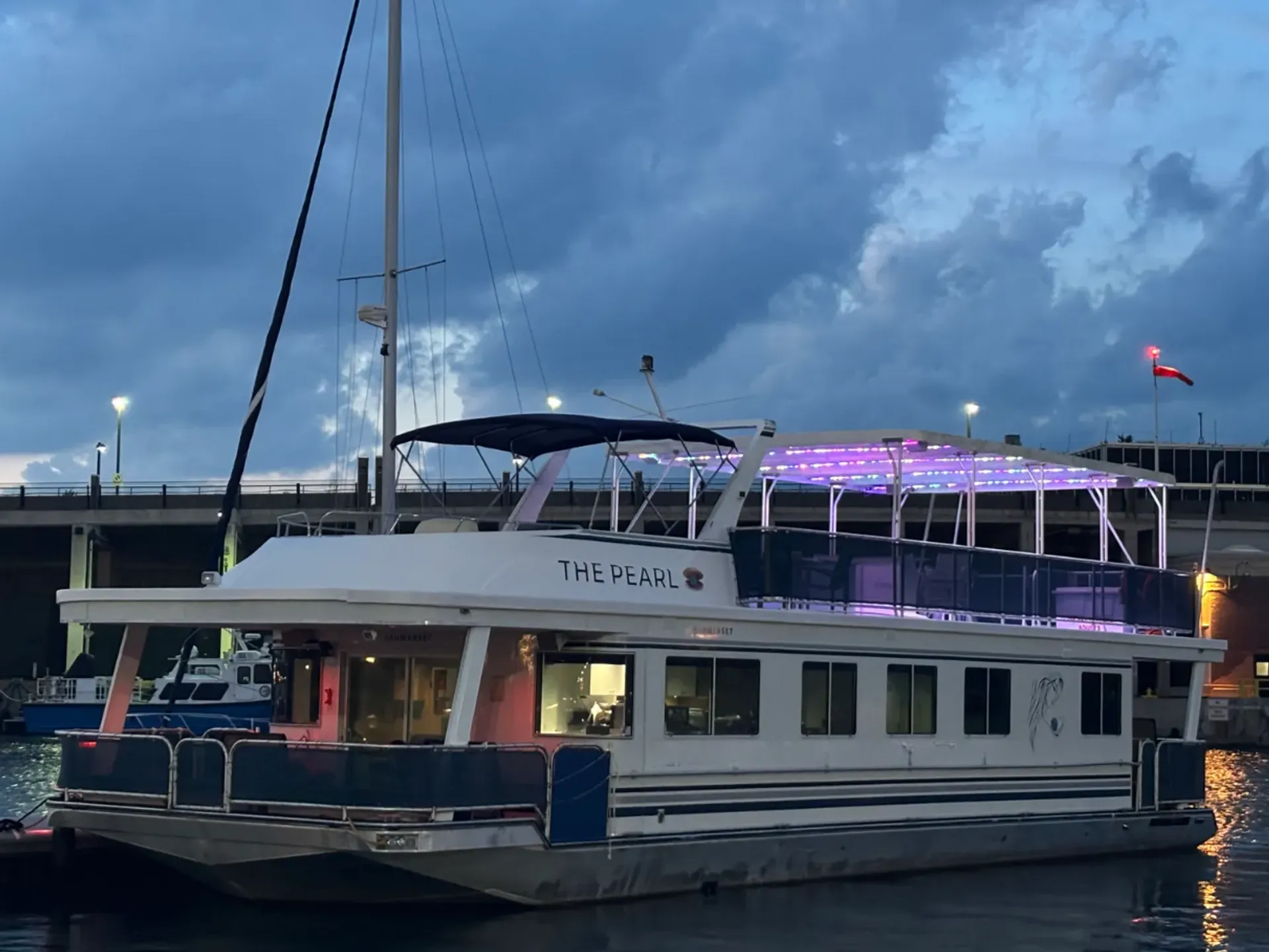 Chicago Exclusive Floating Lounge 