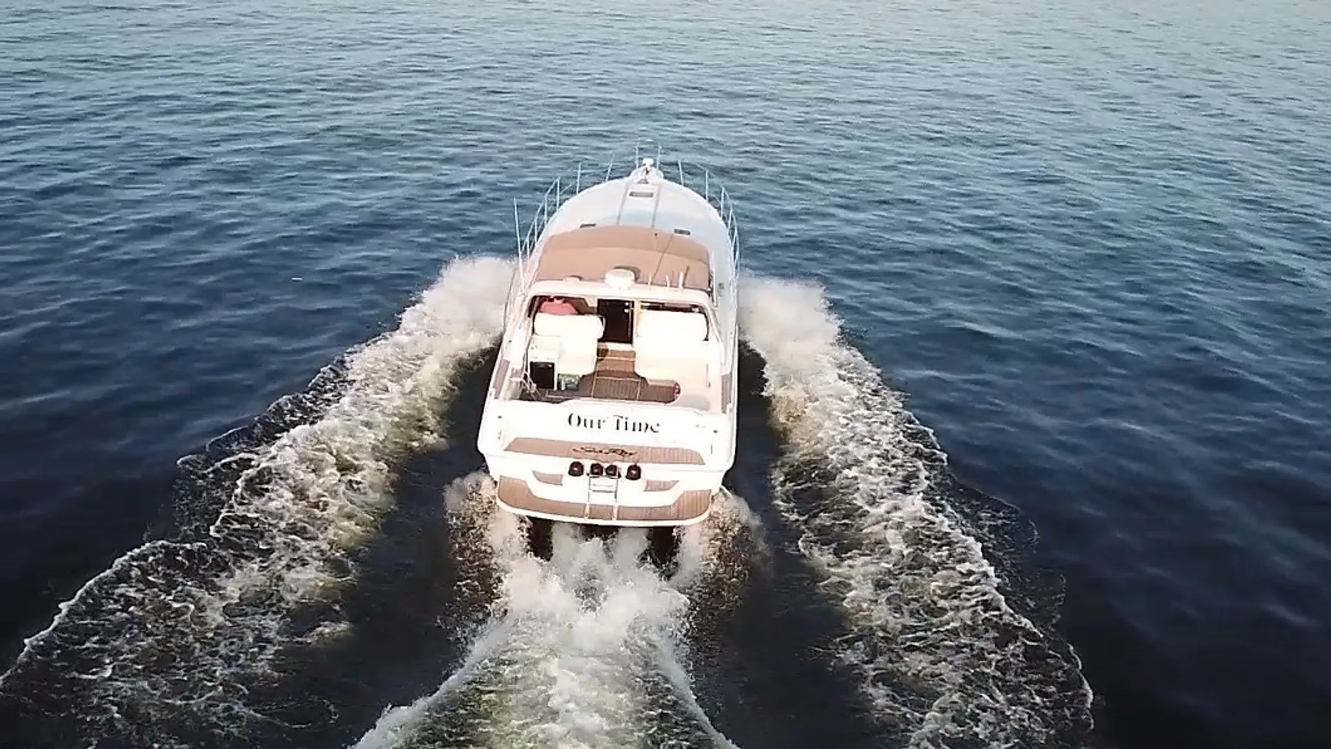 Sea Ray 400 Express Cruiser in Lake Ozark, MO — photo 3