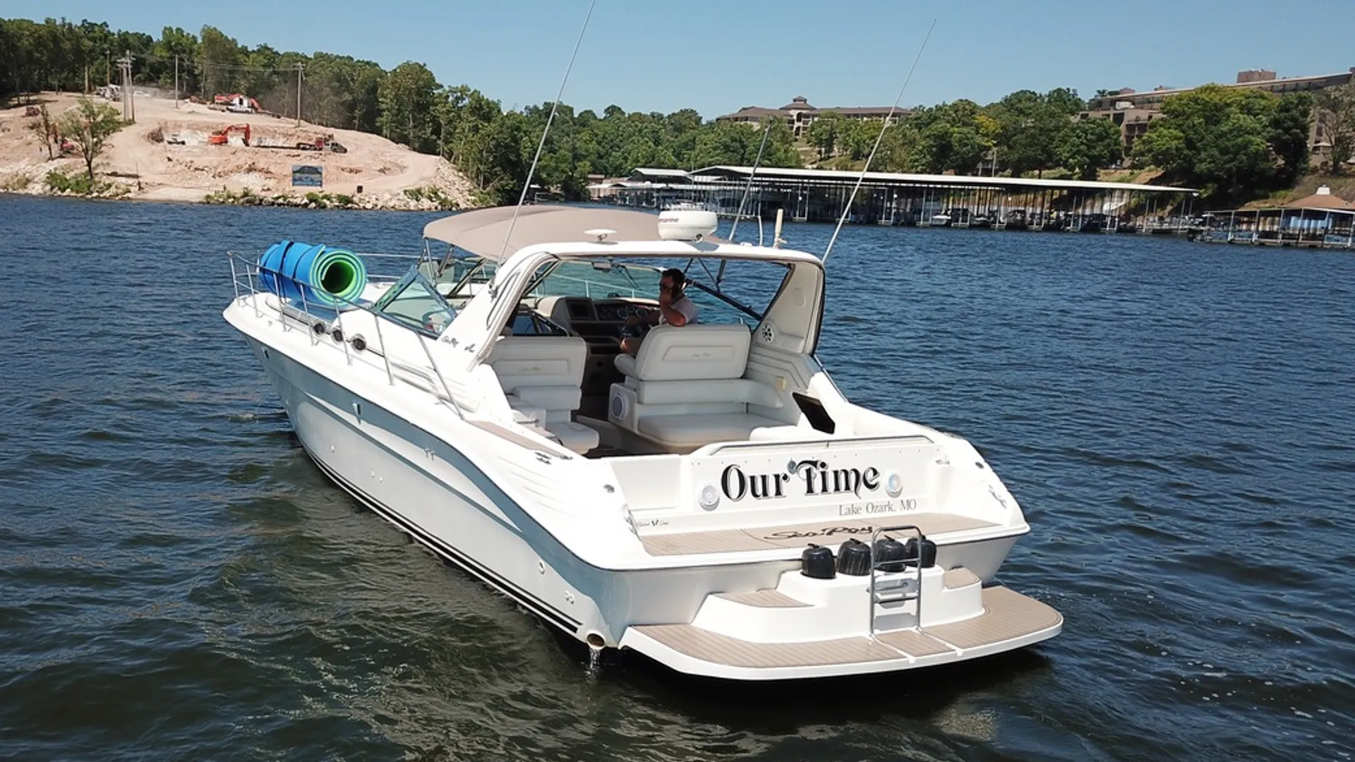 Sea Ray 400 Express Cruiser in Lake Ozark, MO — photo 4